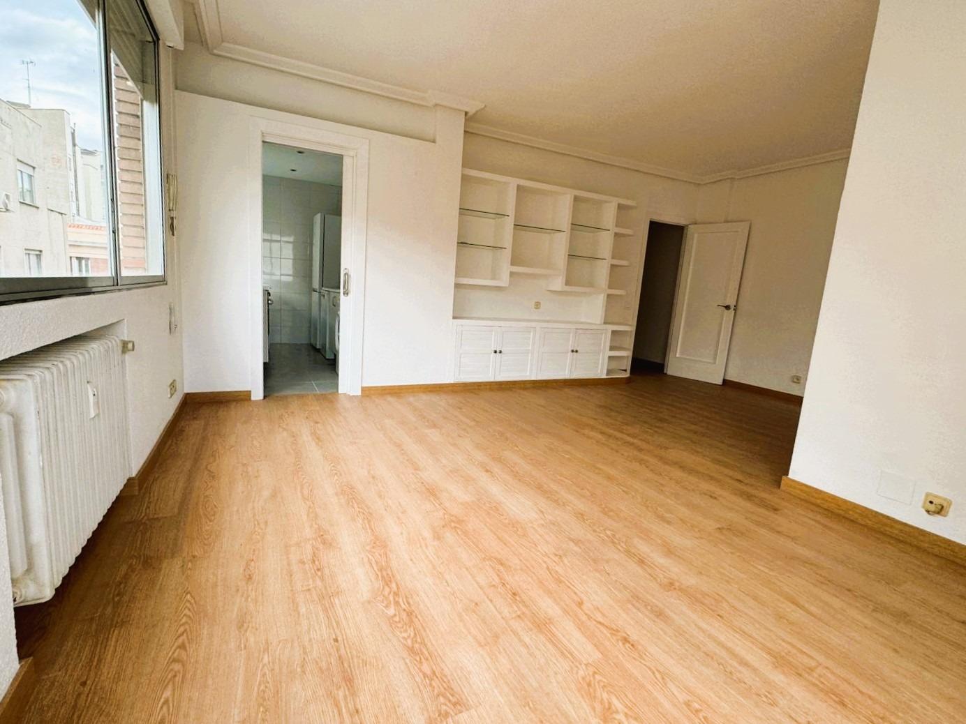 ^**^ALQUILA EN LA ZONA MÁS CODICIADA DE LA CAPITAL: PISO EXTERIOR MUY LUMINOSO^**^ Esta es una ocasi