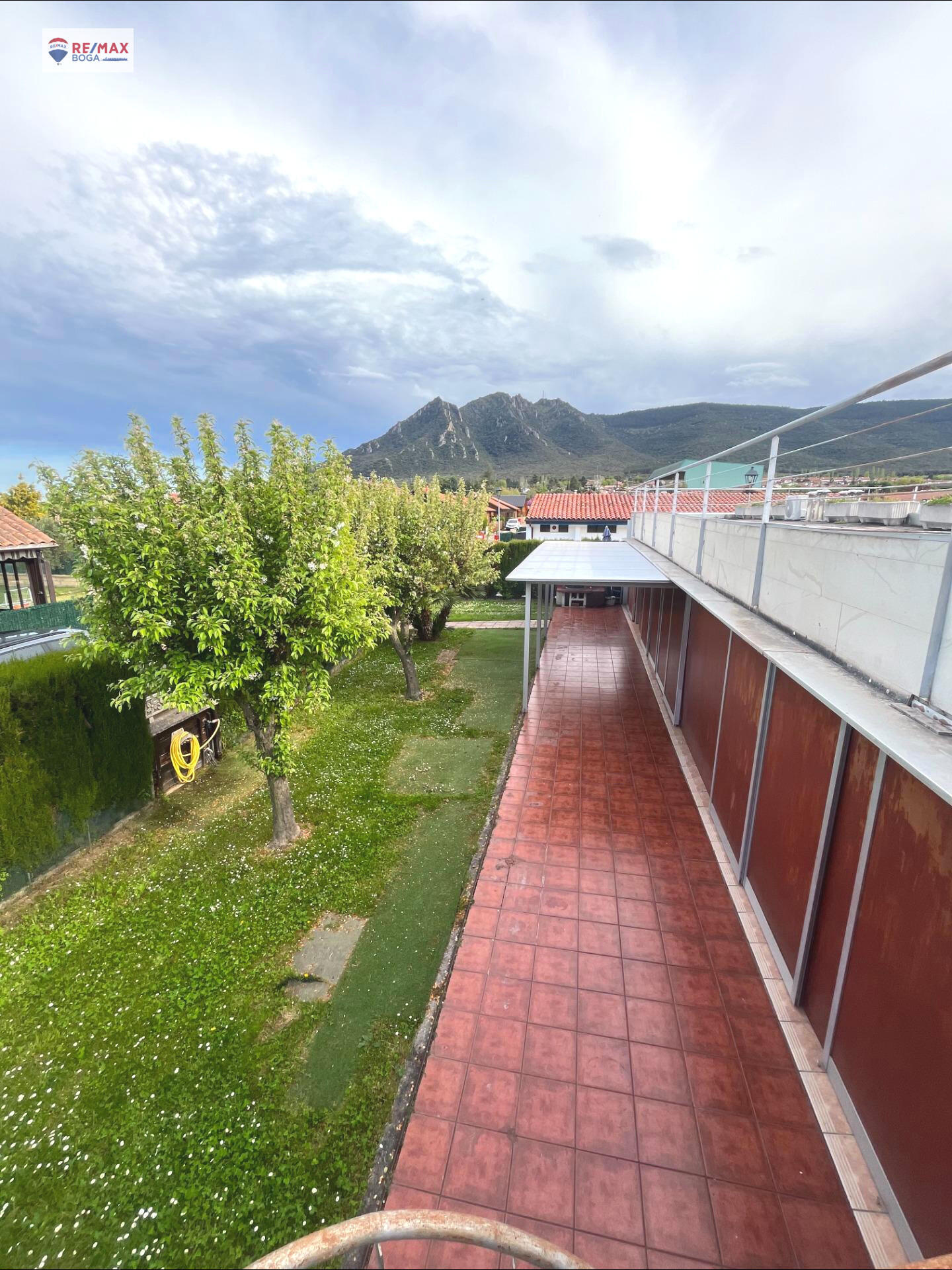 Chalet con Jardín en Urbanización Privada ? Ayegui (Navarra)