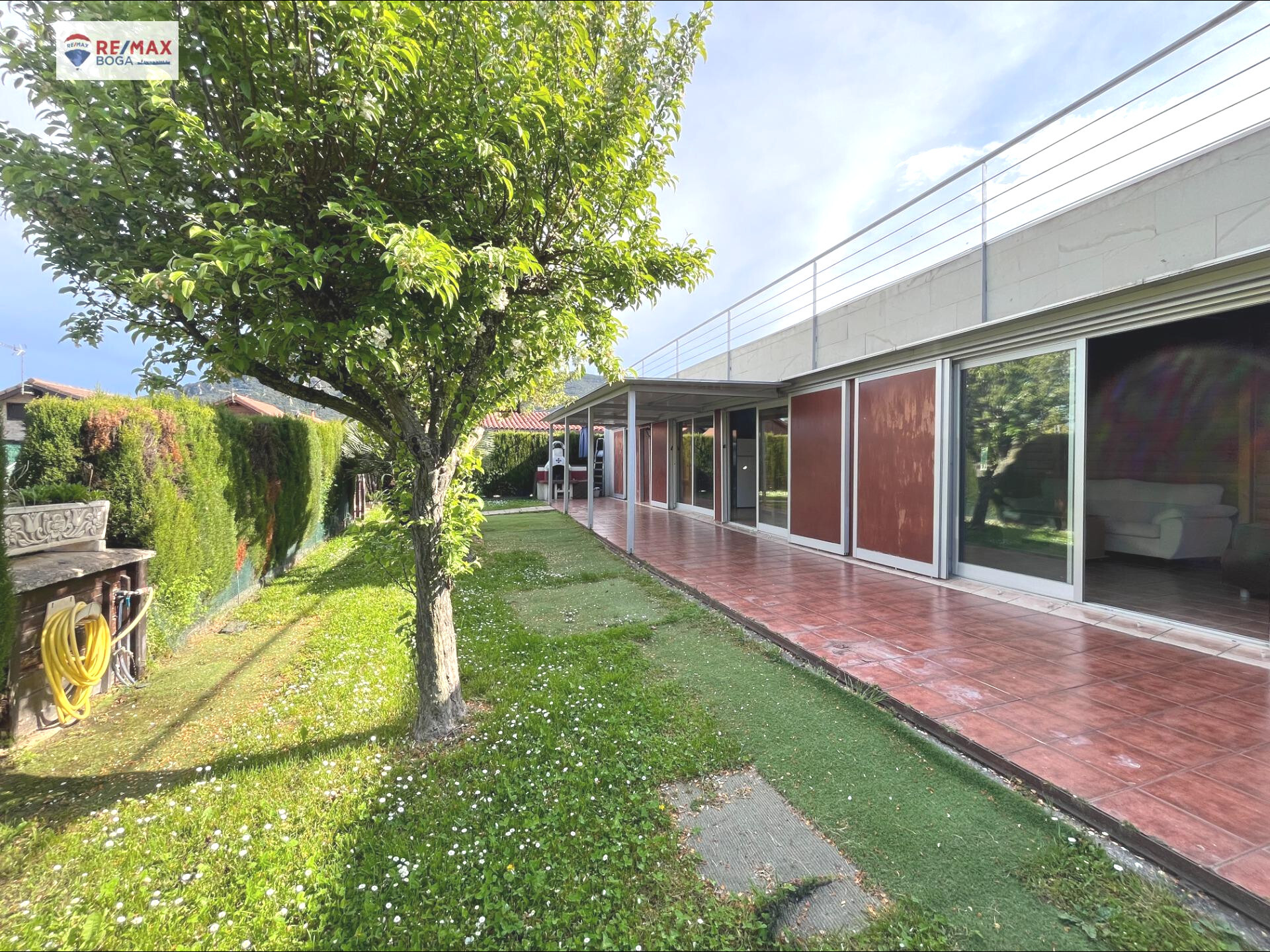 Chalet con Jardín en Urbanización Privada ? Ayegui (Navarra)