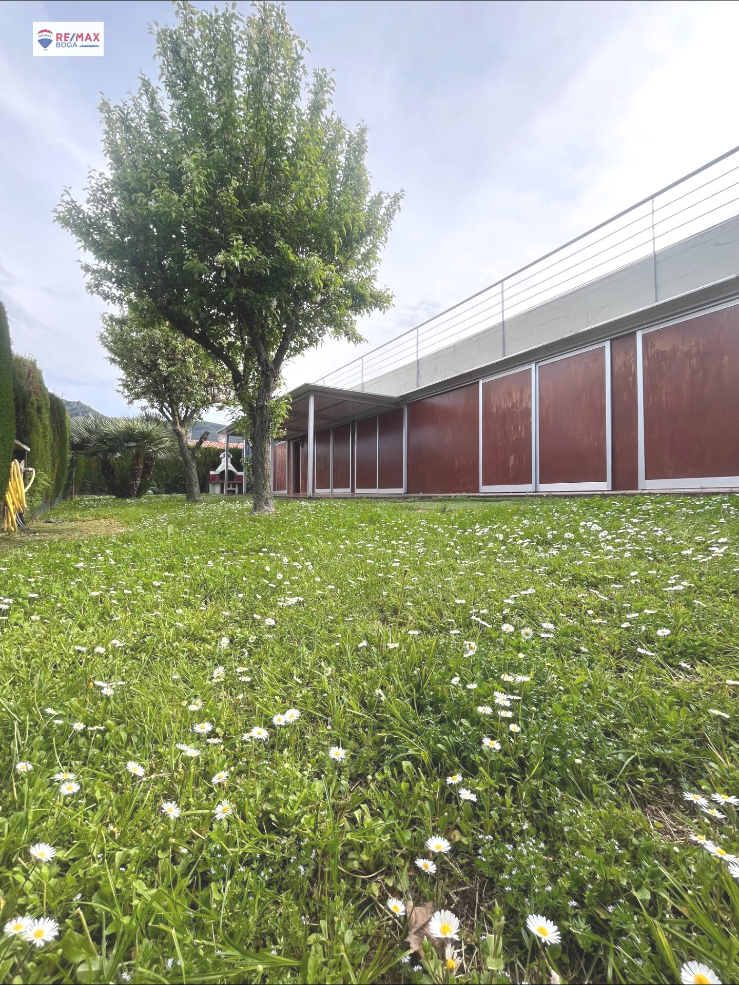 Chalet con Jardín en Urbanización Privada ? Ayegui (Navarra)