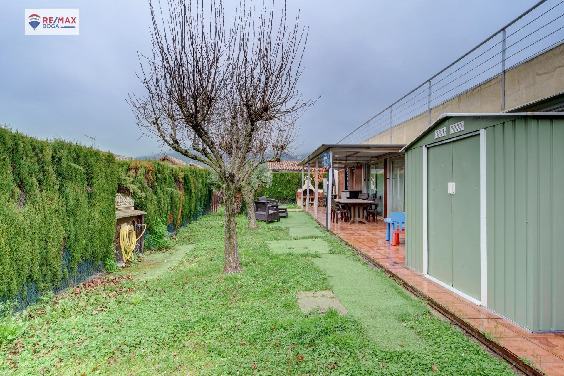 Chalet con Jardín en Urbanización Privada ? Ayegui (Navarra)