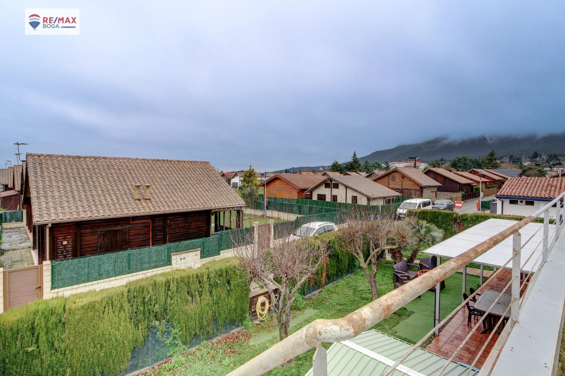 Chalet con Jardín en Urbanización Privada ? Ayegui (Navarra)