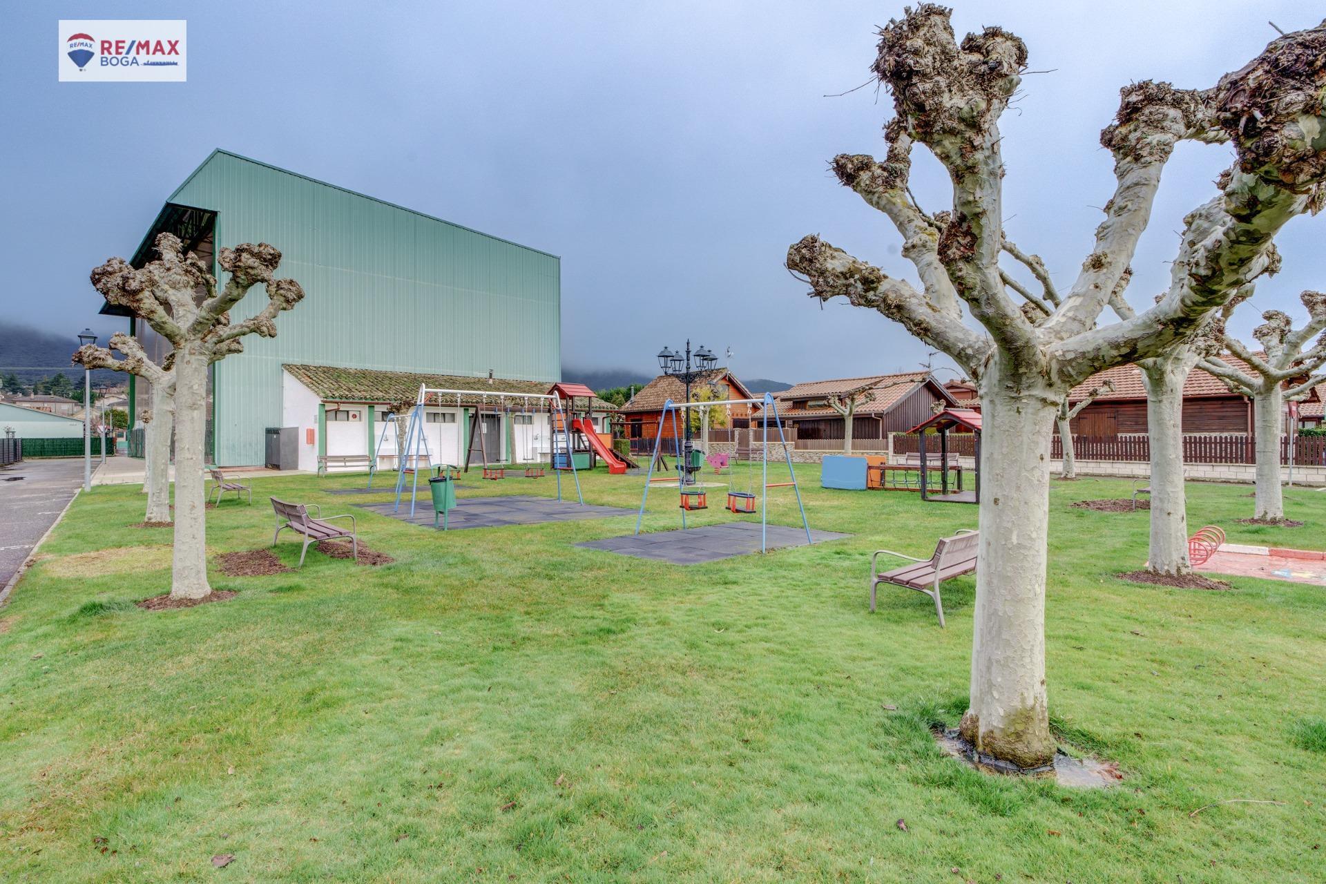 Chalet con Jardín en Urbanización Privada ? Ayegui (Navarra)