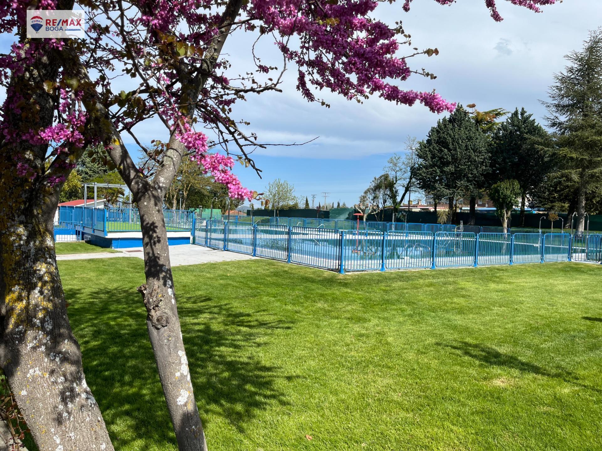 Chalet con Jardín en Urbanización Privada ? Ayegui (Navarra)