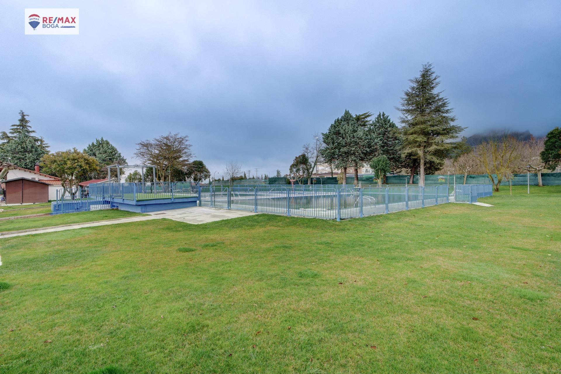 Chalet con Jardín en Urbanización Privada ? Ayegui (Navarra)