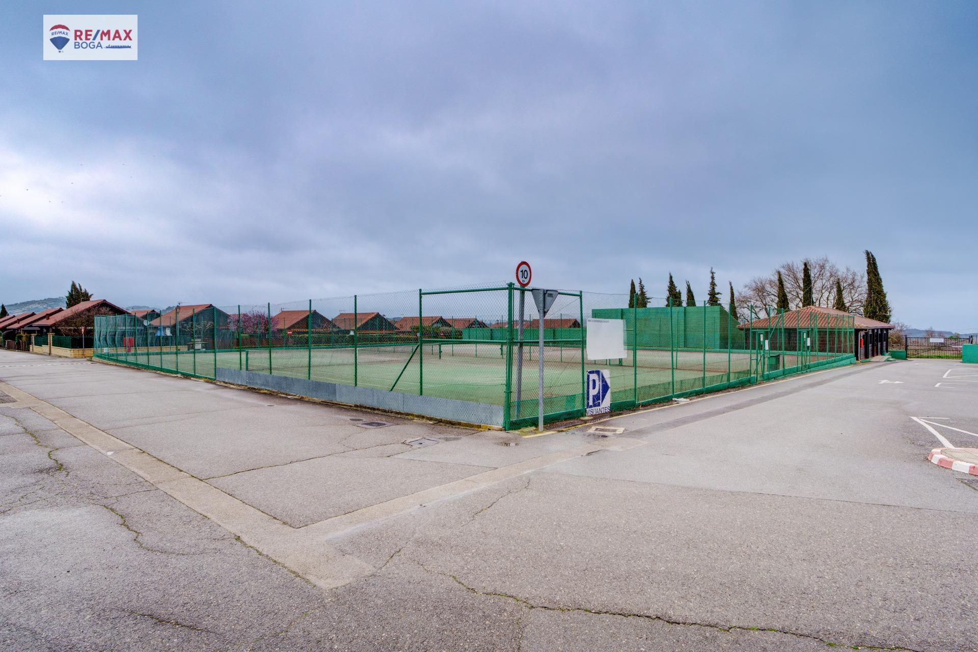 Chalet con Jardín en Urbanización Privada ? Ayegui (Navarra)