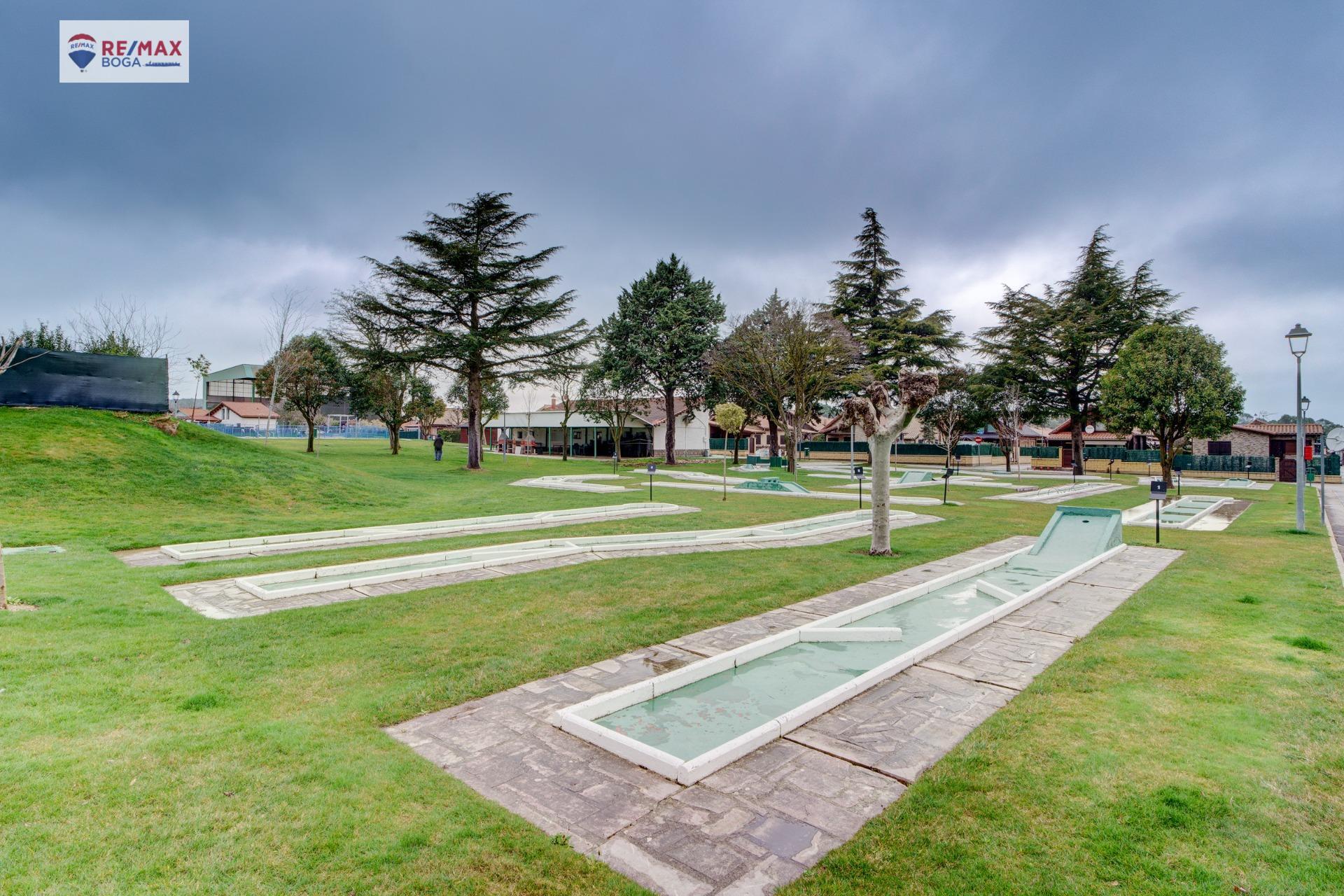 Chalet con Jardín en Urbanización Privada ? Ayegui (Navarra)