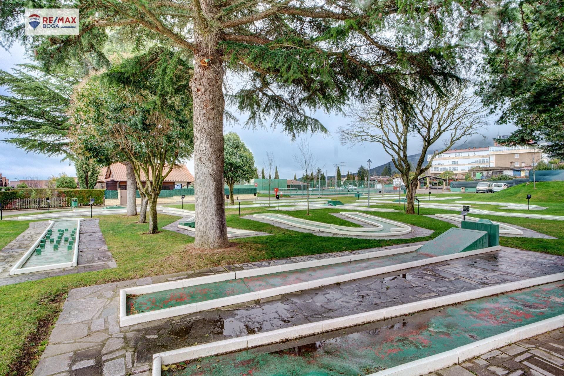 Chalet con Jardín en Urbanización Privada ? Ayegui (Navarra)