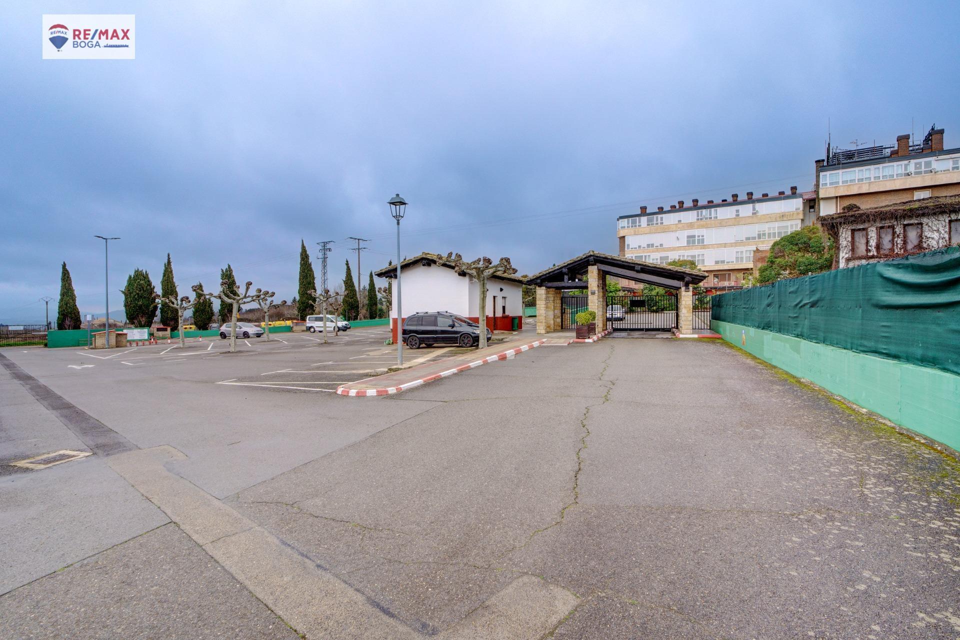 Chalet con Jardín en Urbanización Privada ? Ayegui (Navarra)