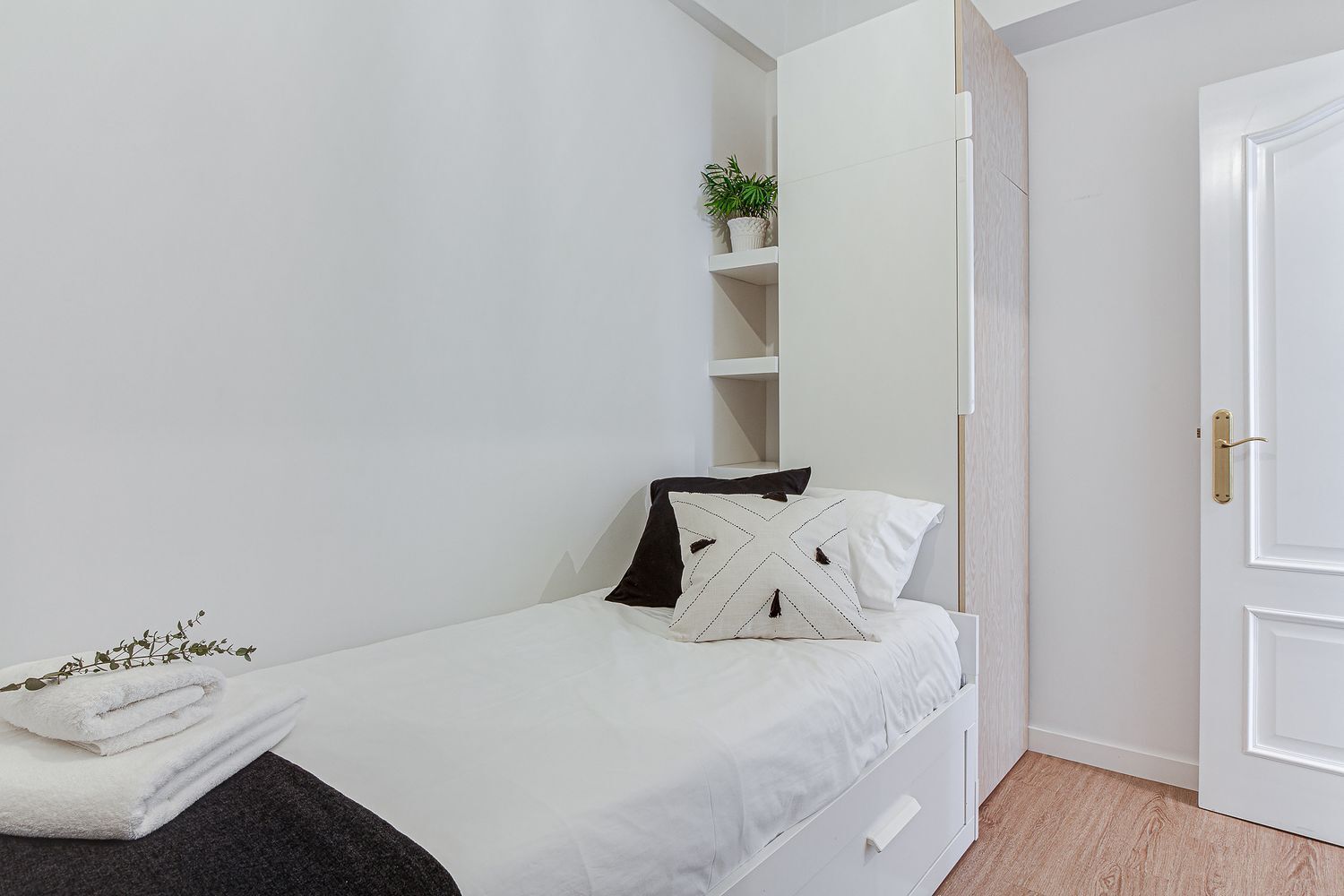 Piso en alquiler  calle Nicomedes Pastor Díaz, A Coruña, La Coruña  25/28