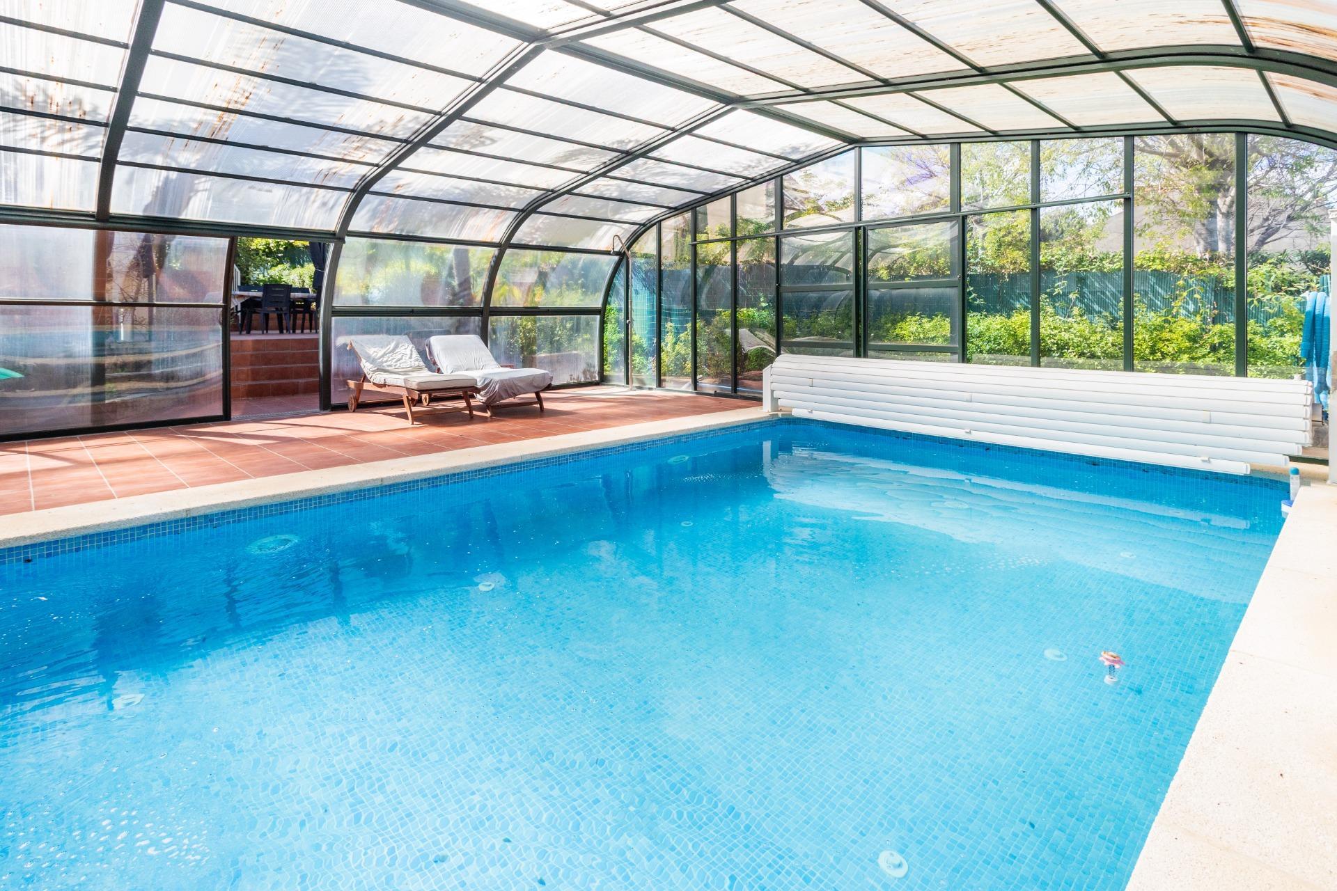 ? Exclusivo Chalet con piscina climatizada, terrazas y un espectacular sótano: ¡confort y elegancia. Próximo al Golf