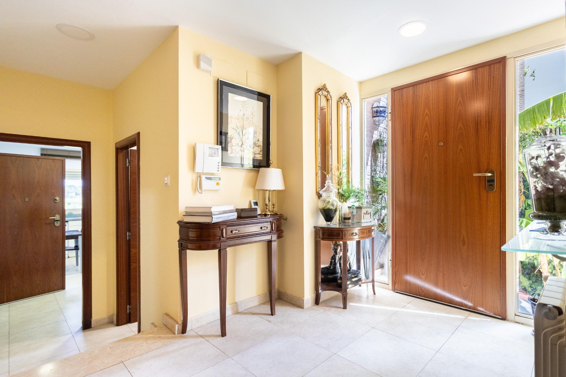 ? Exclusivo Chalet con piscina climatizada, terrazas y un espectacular sótano: ¡confort y elegancia. Próximo al Golf