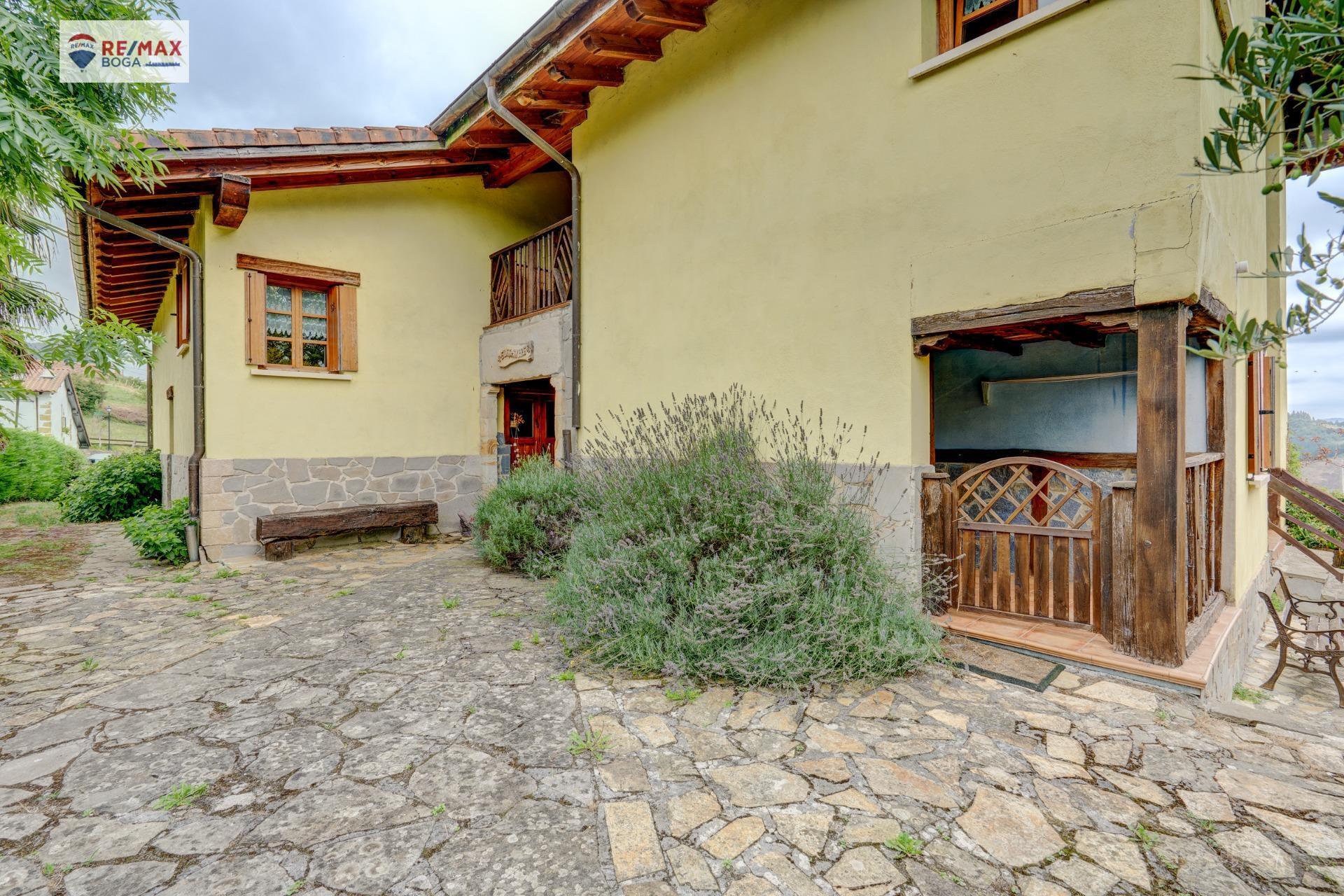 CASA FAMILIAR INDEPENDIENTE, EN ARAMAIO-ALAVA