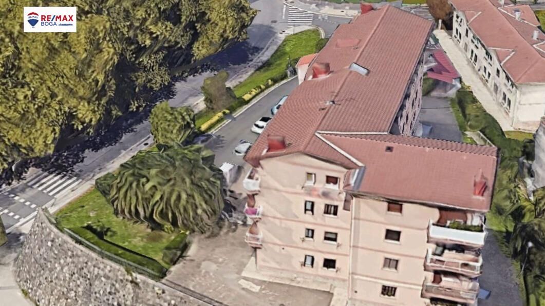 Piso exterior en Intxaurrondo con plaza de parking para reformar