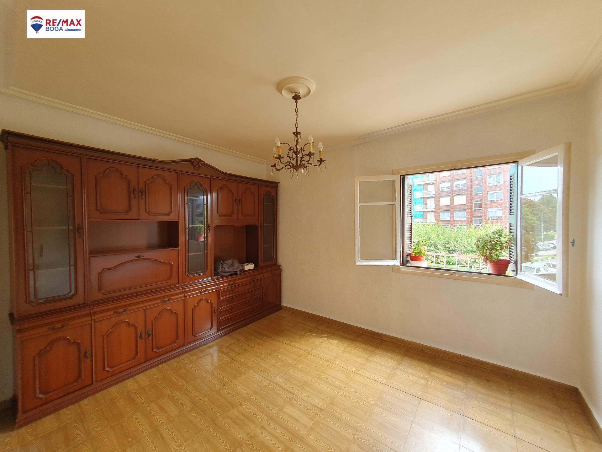 Piso exterior en Intxaurrondo con plaza de parking para reformar