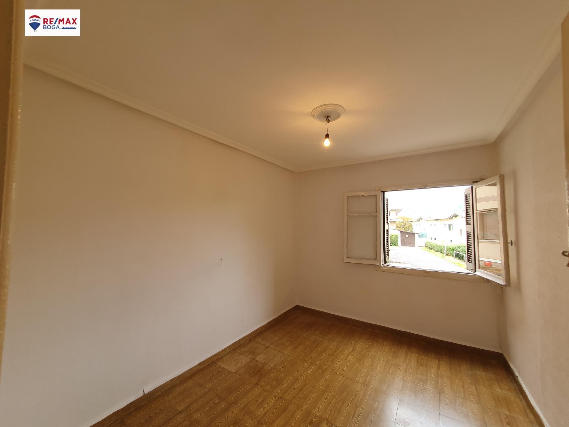 Piso exterior en Intxaurrondo con plaza de parking para reformar