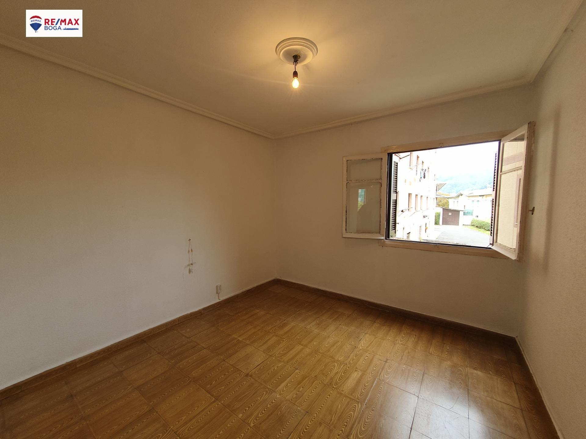 Piso exterior en Intxaurrondo con plaza de parking para reformar