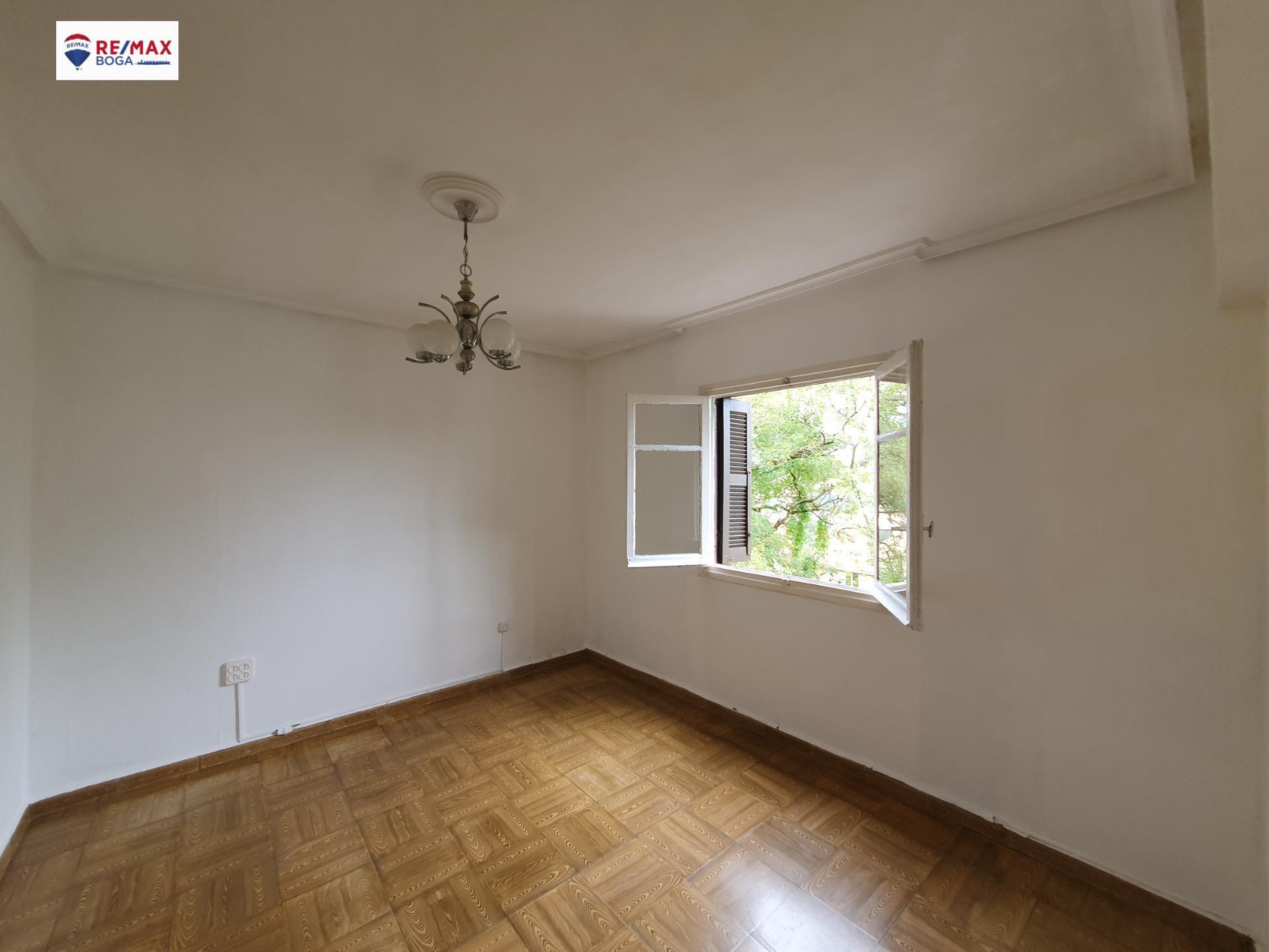 Piso exterior en Intxaurrondo con plaza de parking para reformar