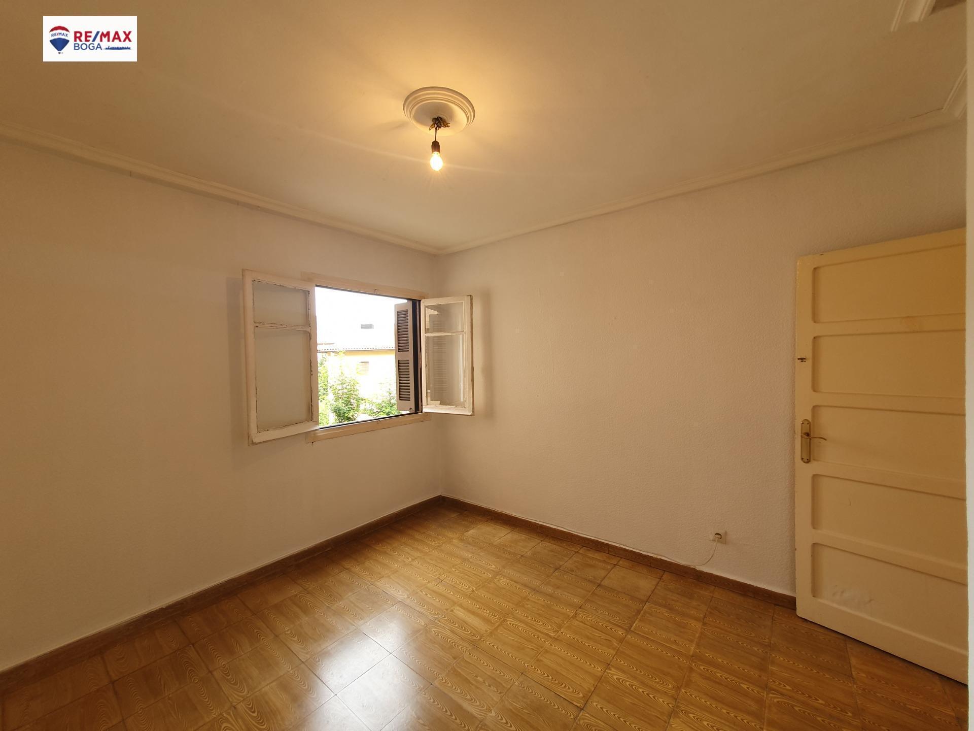 Piso exterior en Intxaurrondo con plaza de parking para reformar