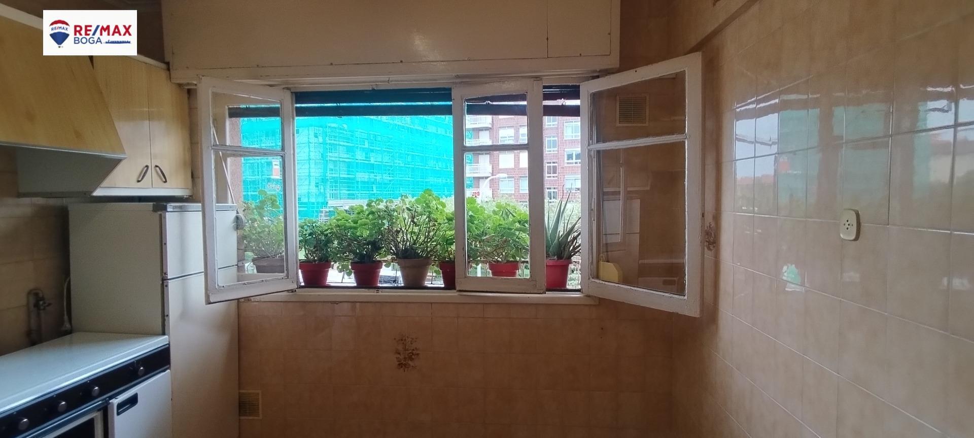 Piso exterior en Intxaurrondo con plaza de parking para reformar