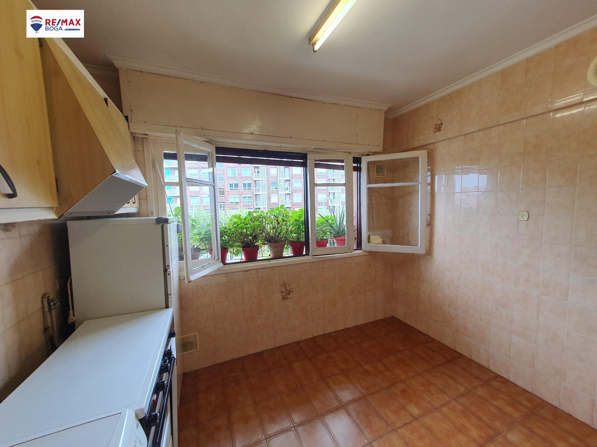 Piso exterior en Intxaurrondo con plaza de parking para reformar