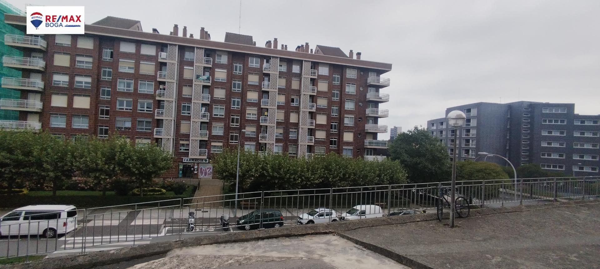 Piso exterior en Intxaurrondo con plaza de parking para reformar