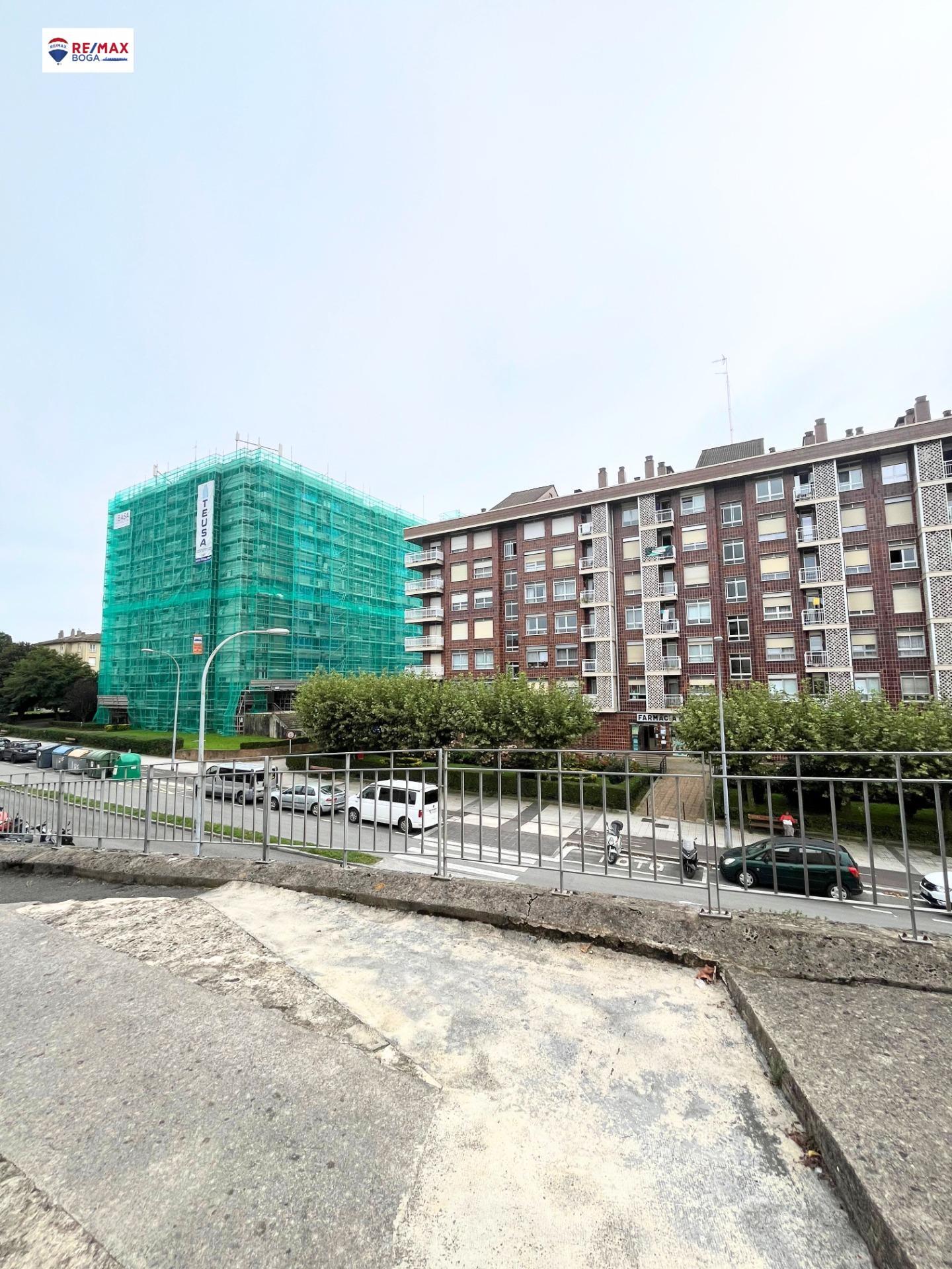 Piso exterior en Intxaurrondo con plaza de parking para reformar