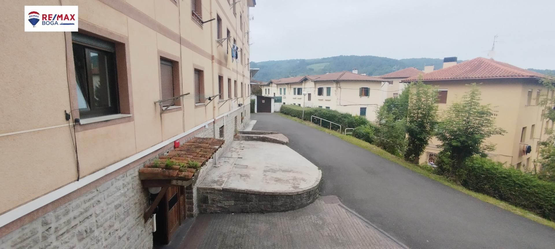 Piso exterior en Intxaurrondo con plaza de parking para reformar