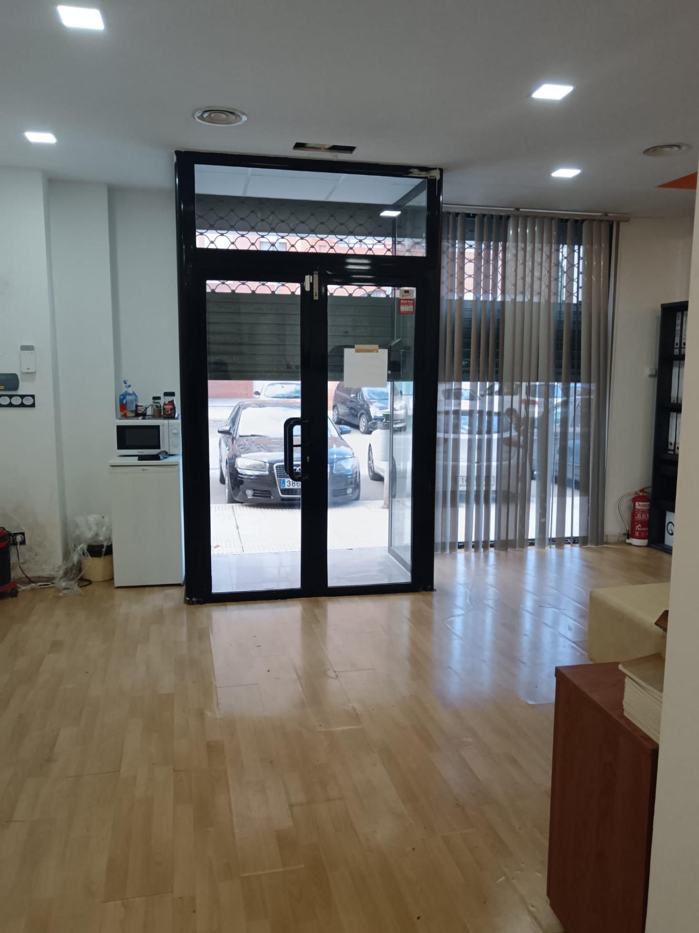Local 130 m²  con posibilidad de reconvertir en vivienda, ideal para estudiantes