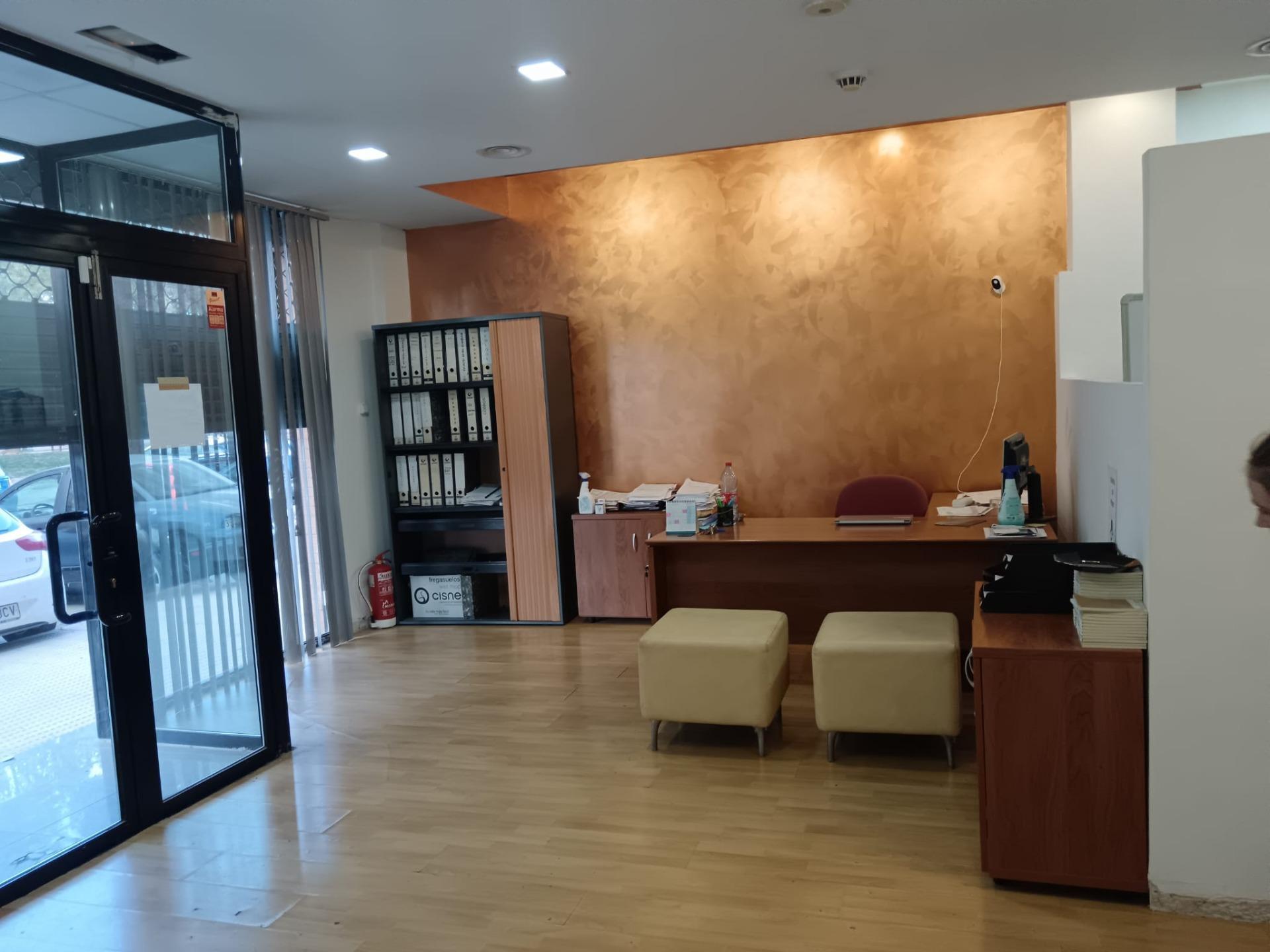 Local 130 m²  con posibilidad de reconvertir en vivienda, ideal para estudiantes