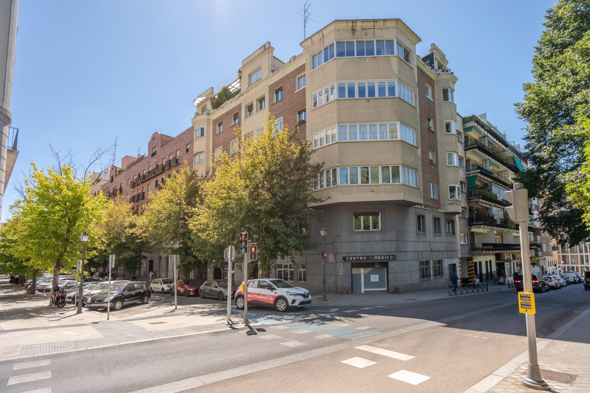 Oficina en venta  calle CADARSO, Madrid  2/34