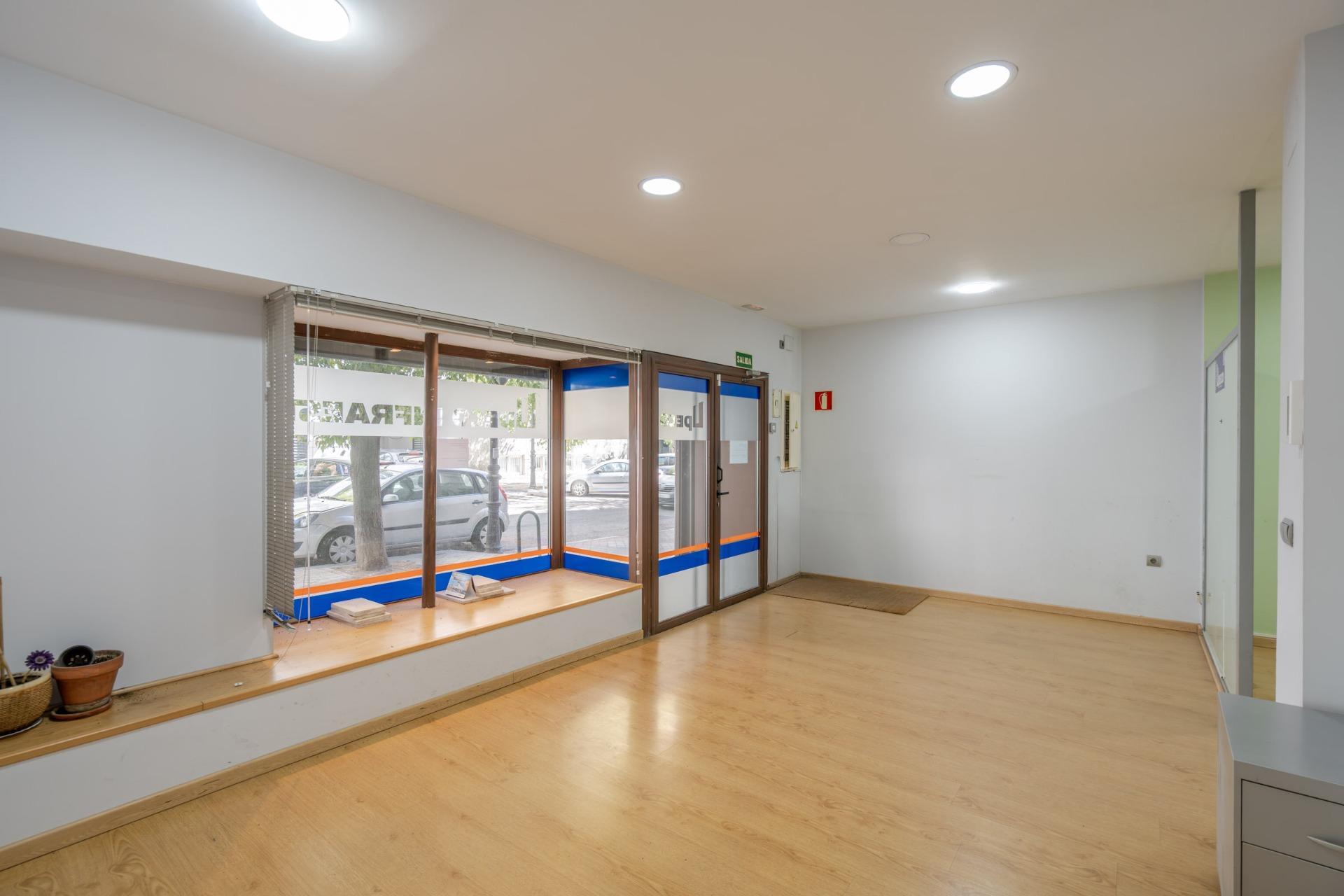 Oficina en venta  calle CADARSO, Madrid  6/34
