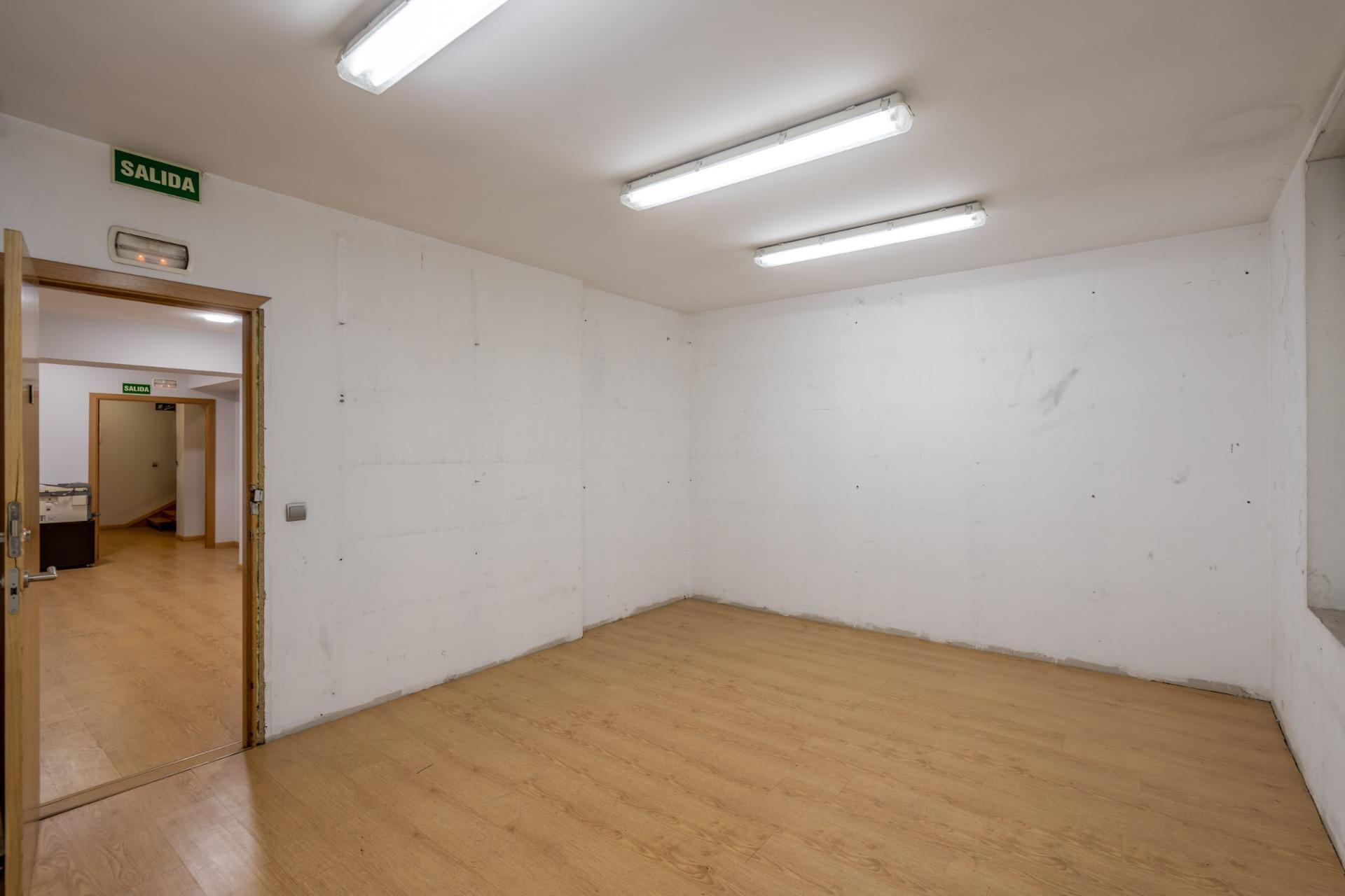 Oficina en venta  calle CADARSO, Madrid  15/34