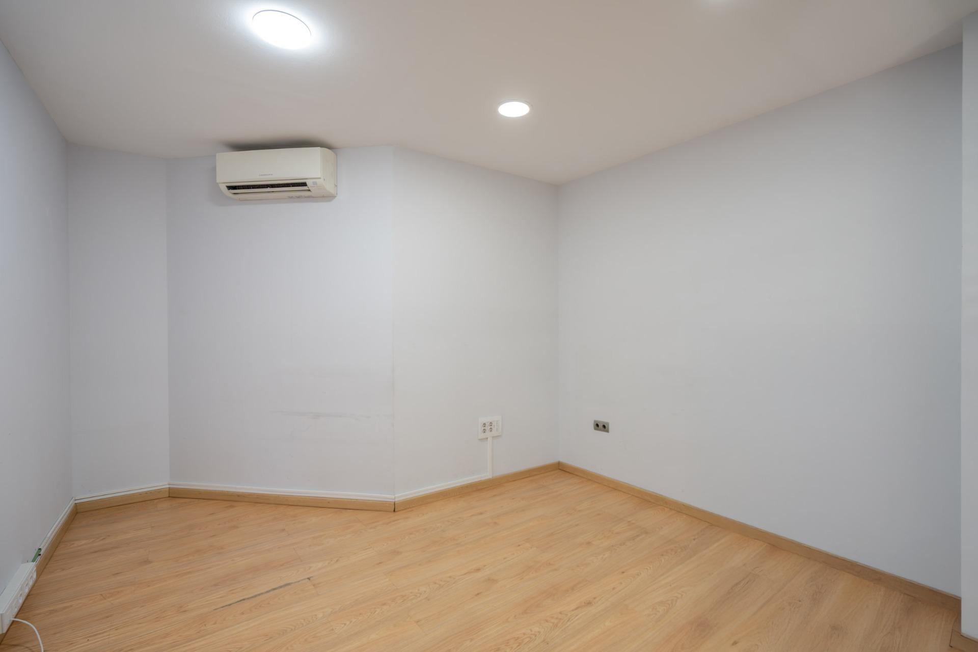 Oficina en venta  calle CADARSO, Madrid  24/34
