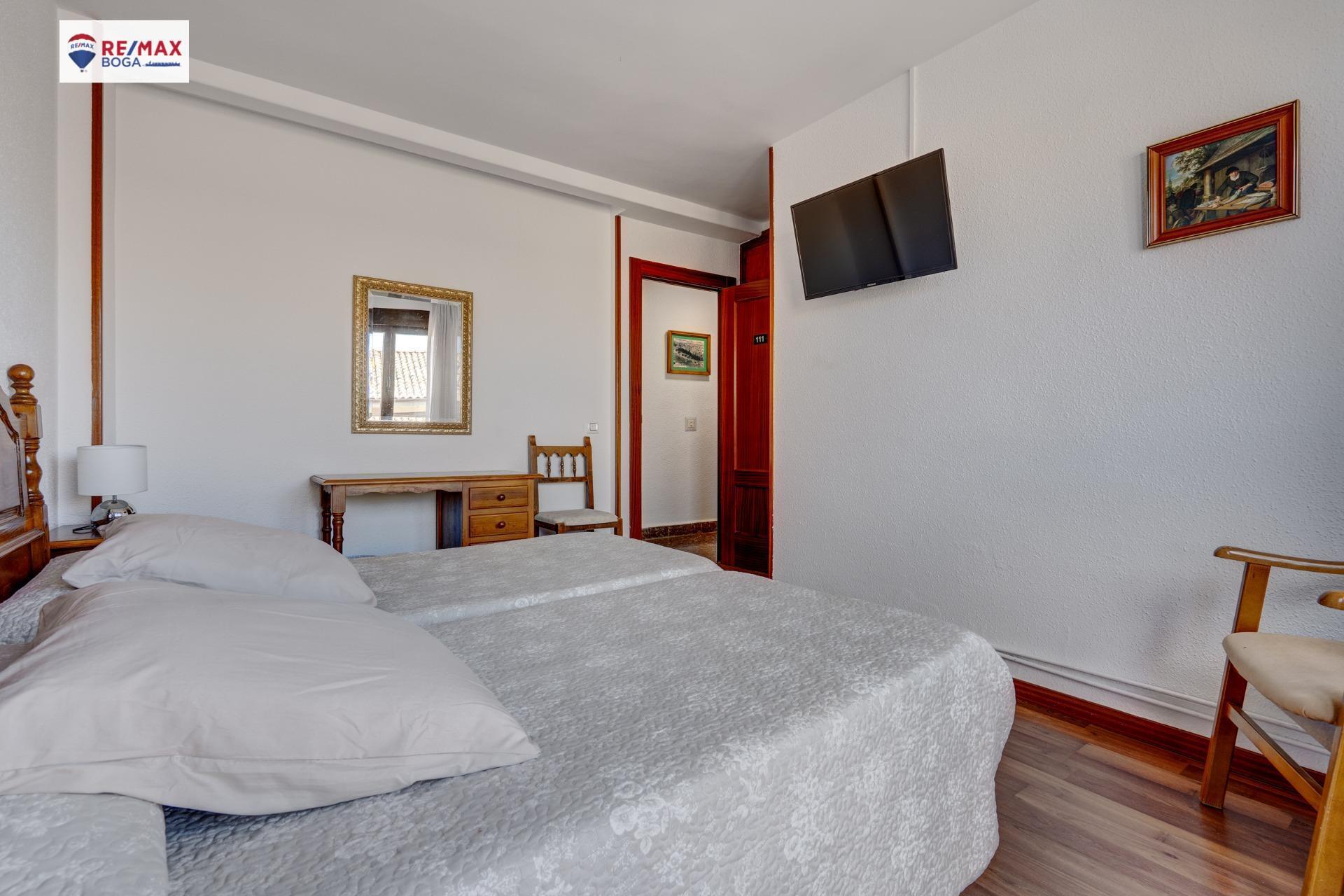 HOSTAL-RESTAURANTE en CUZCURRITA DE RÍO TIRÓN (LA RIOJA)-  EN FUNCIONAMIENTO.