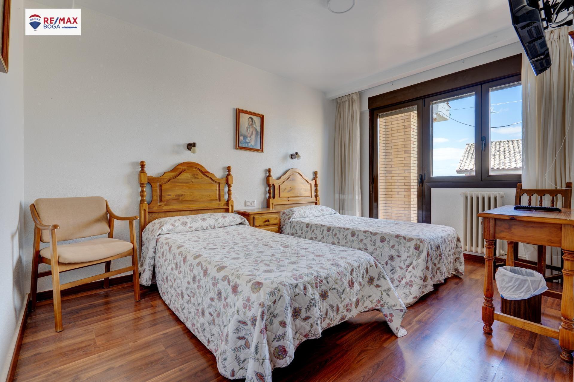 HOSTAL-RESTAURANTE en CUZCURRITA DE RÍO TIRÓN (LA RIOJA)-  EN FUNCIONAMIENTO.