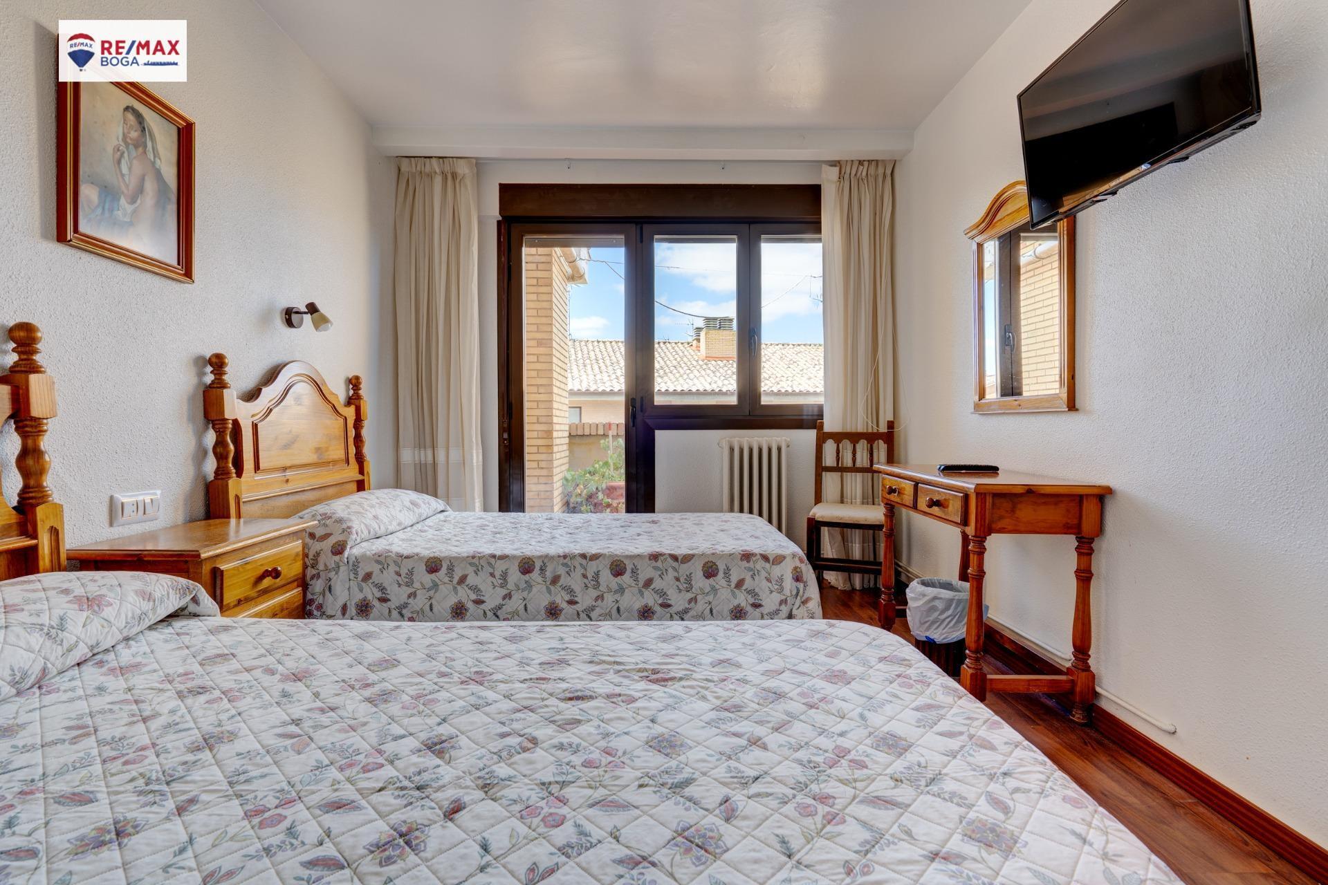 HOSTAL-RESTAURANTE en CUZCURRITA DE RÍO TIRÓN (LA RIOJA)-  EN FUNCIONAMIENTO.