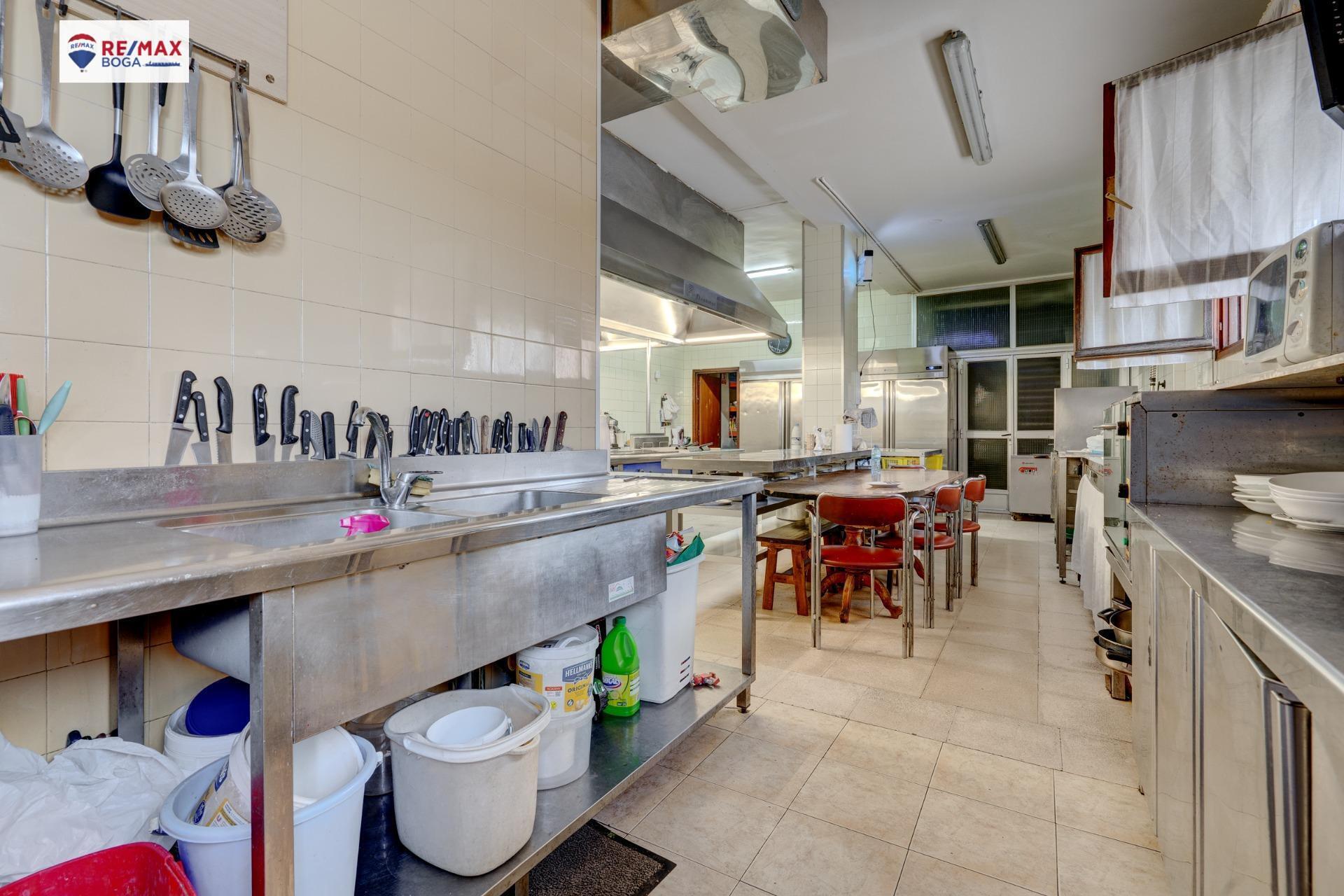 HOSTAL-RESTAURANTE en CUZCURRITA DE RÍO TIRÓN (LA RIOJA)-  EN FUNCIONAMIENTO.
