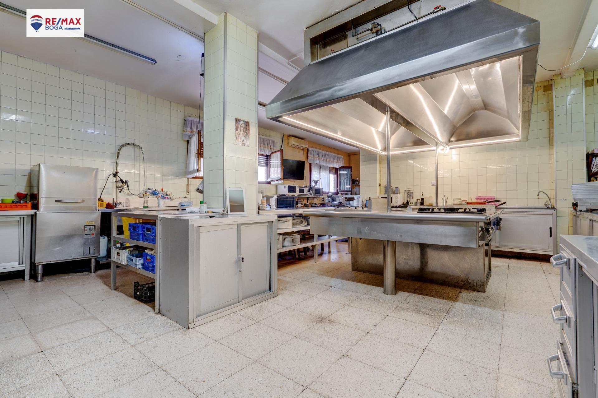 HOSTAL-RESTAURANTE en CUZCURRITA DE RÍO TIRÓN (LA RIOJA)-  EN FUNCIONAMIENTO.