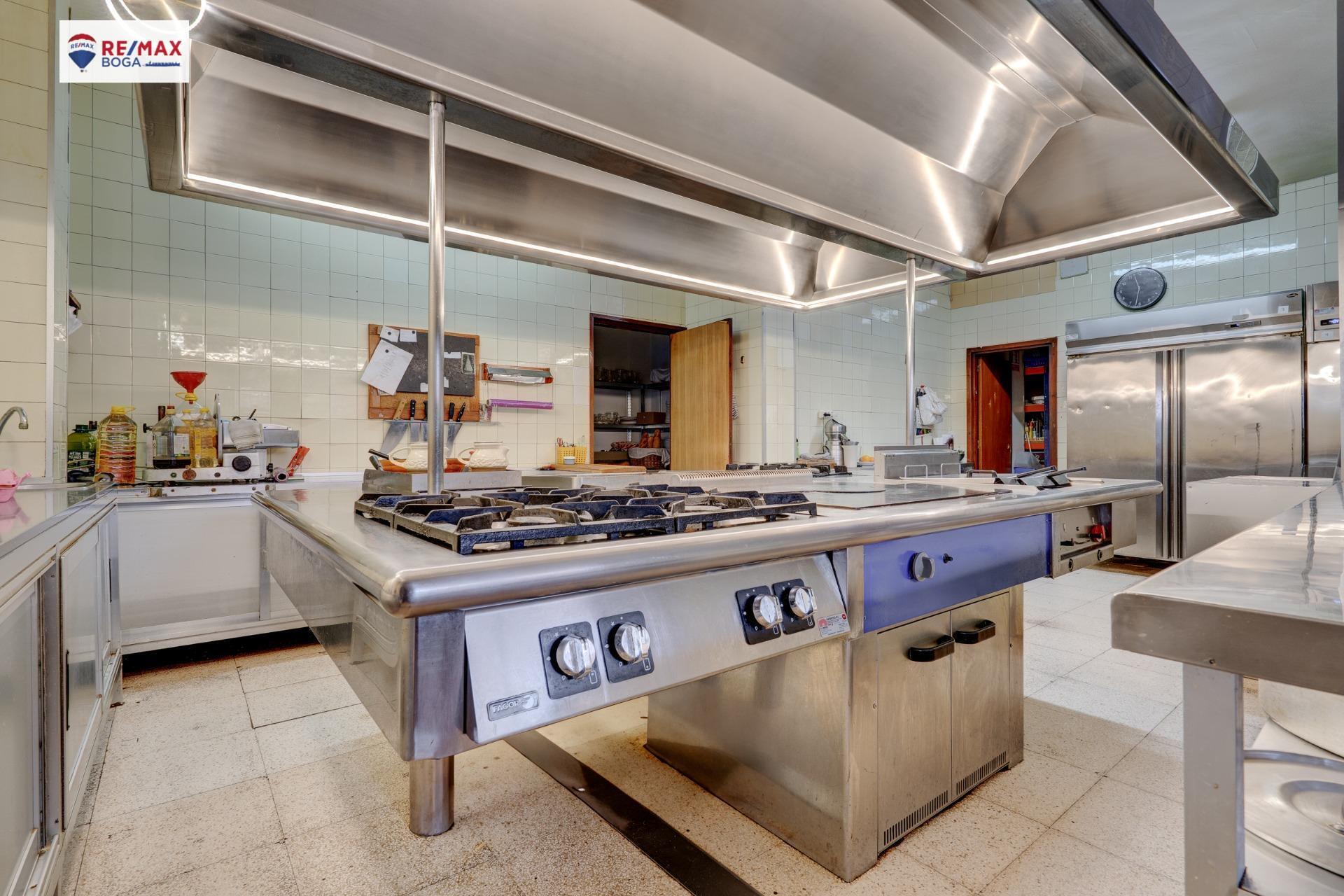 HOSTAL-RESTAURANTE en CUZCURRITA DE RÍO TIRÓN (LA RIOJA)-  EN FUNCIONAMIENTO.
