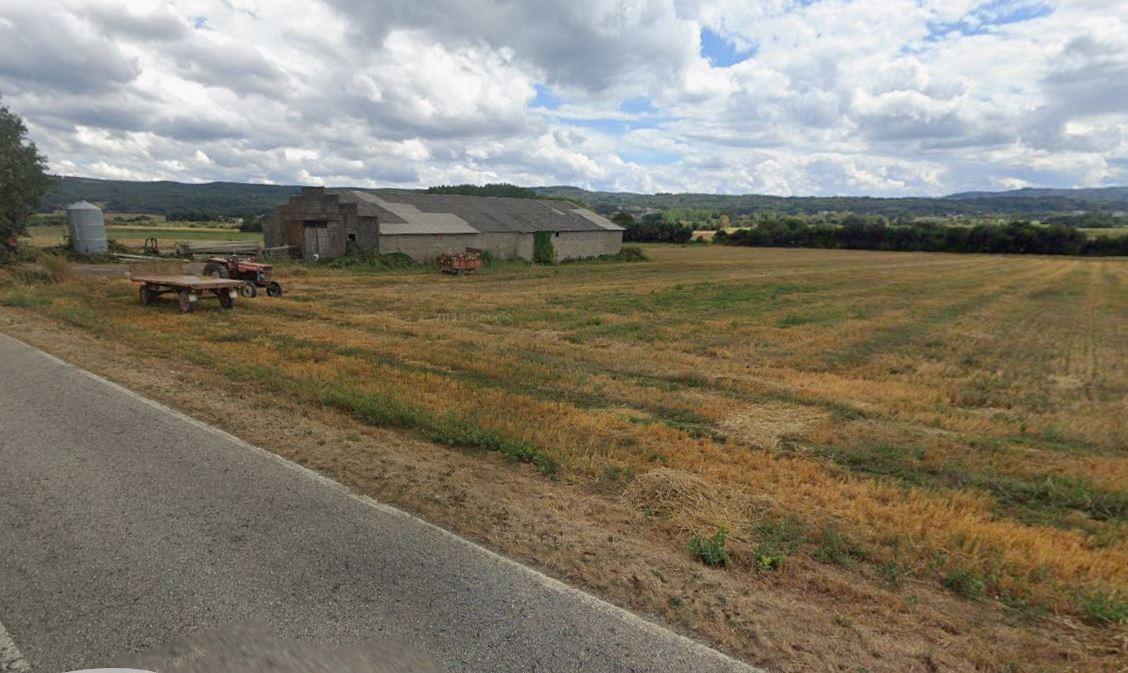 Se vende nave con finca de 28.000 metros cuadrados