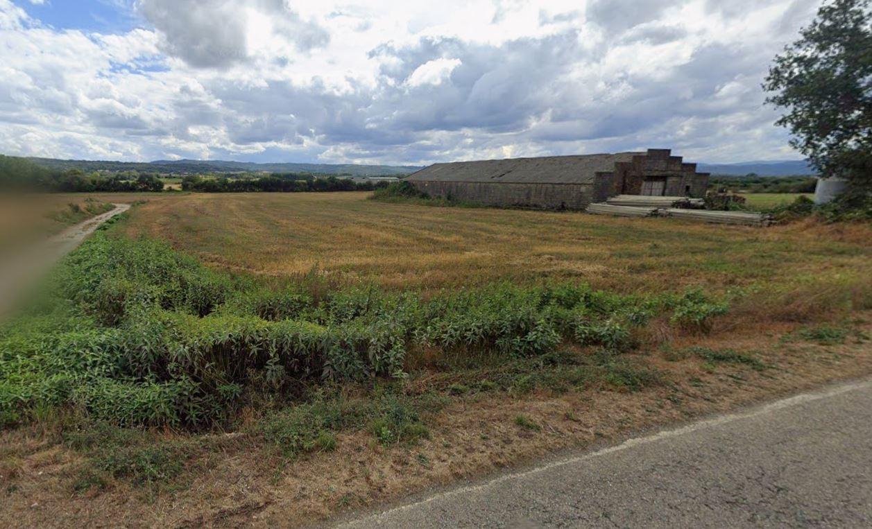 Se vende nave con finca de 28.000 metros cuadrados