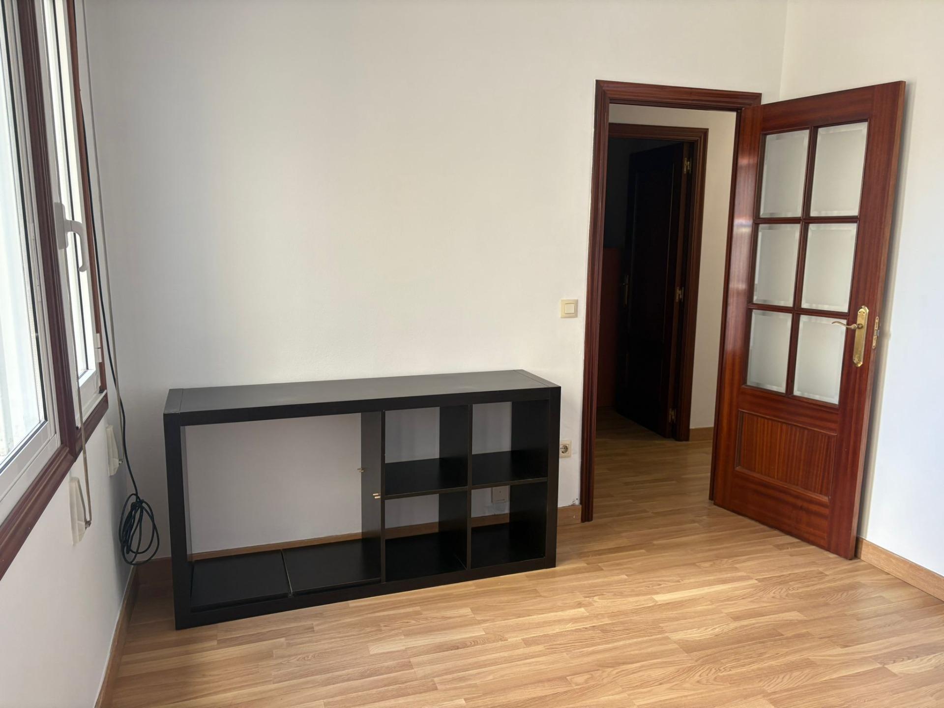 Piso con encanto y terraza privada en el corazón de Vigo. Precio 850 ? (no incluye los gastos de Comunidad ni suministros)