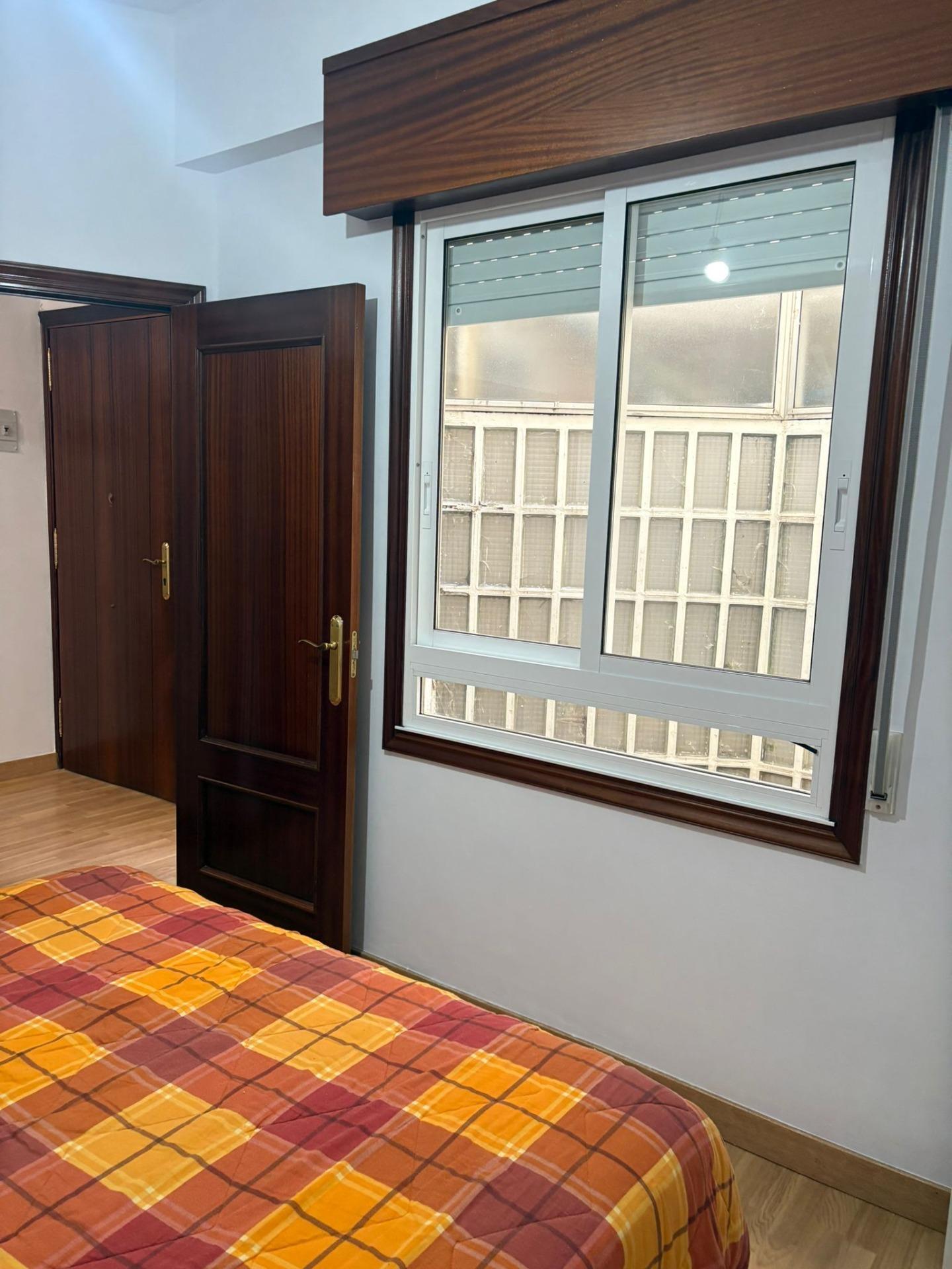 Piso con encanto y terraza privada en el corazón de Vigo. Precio 850 ? (no incluye los gastos de Comunidad ni suministros)