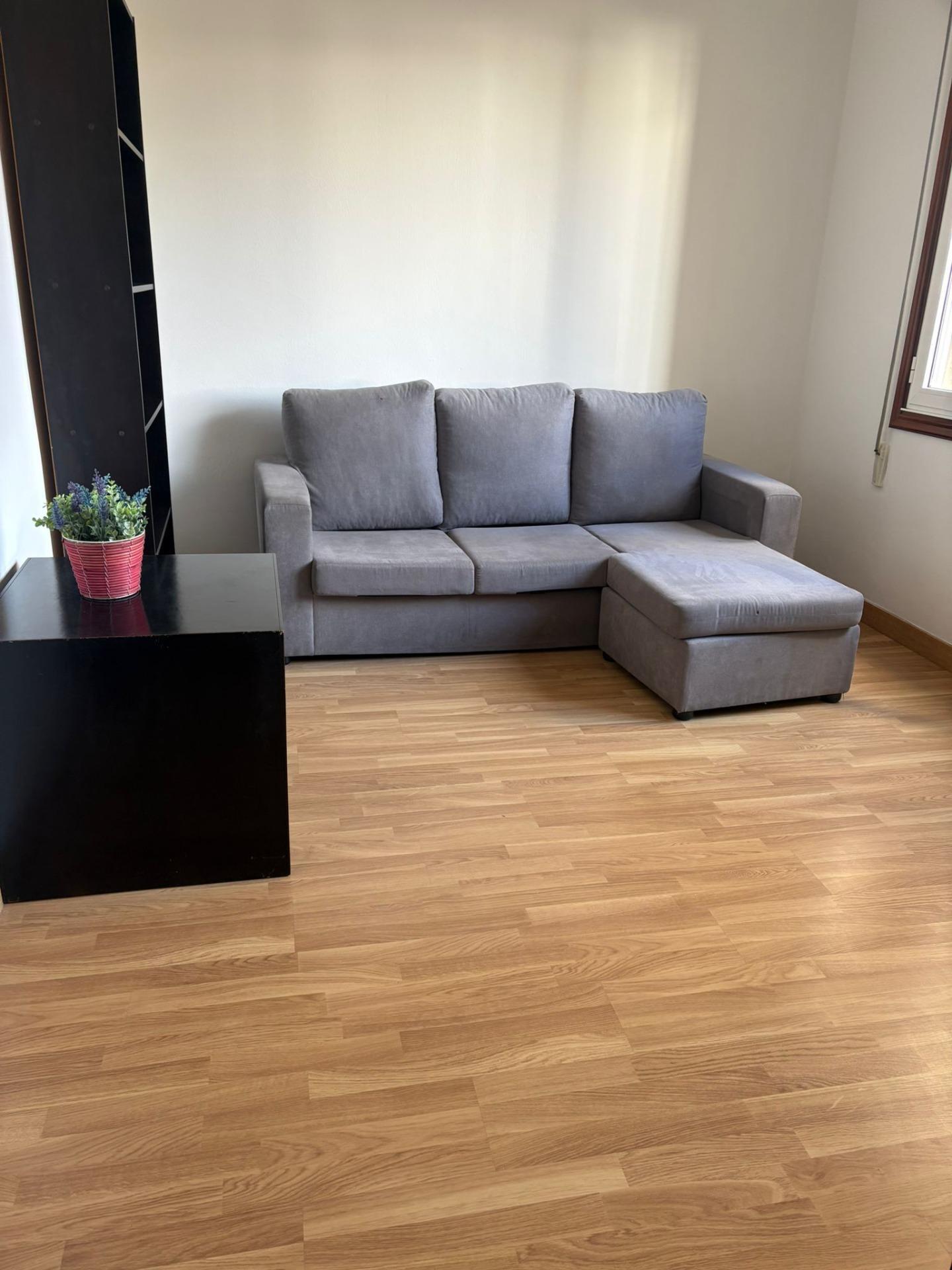 Piso con encanto y terraza privada en el corazón de Vigo. Precio 850 ? (no incluye los gastos de Comunidad ni suministros)