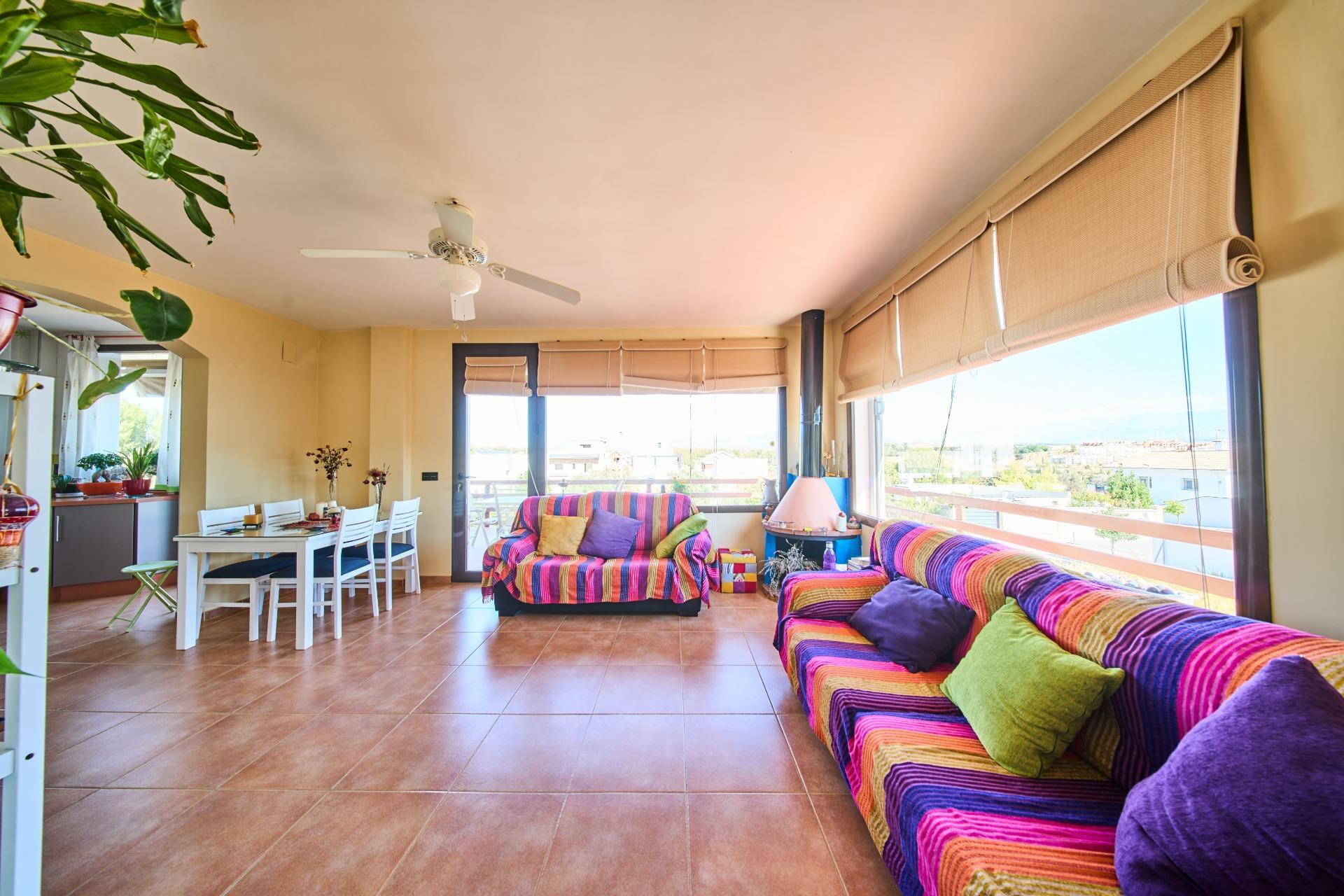 CASA CON TERRAZA PANORÁMICA Y VISTAS DESPEJADAS A SIERRA NEVADA A 10 MINUTOS DE GRANADA