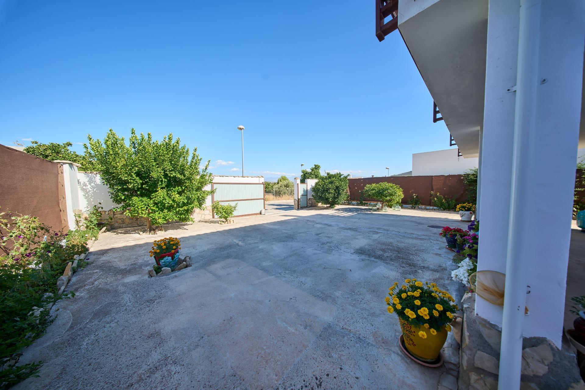 CASA CON TERRAZA PANORÁMICA Y VISTAS DESPEJADAS A SIERRA NEVADA A 10 MINUTOS DE GRANADA