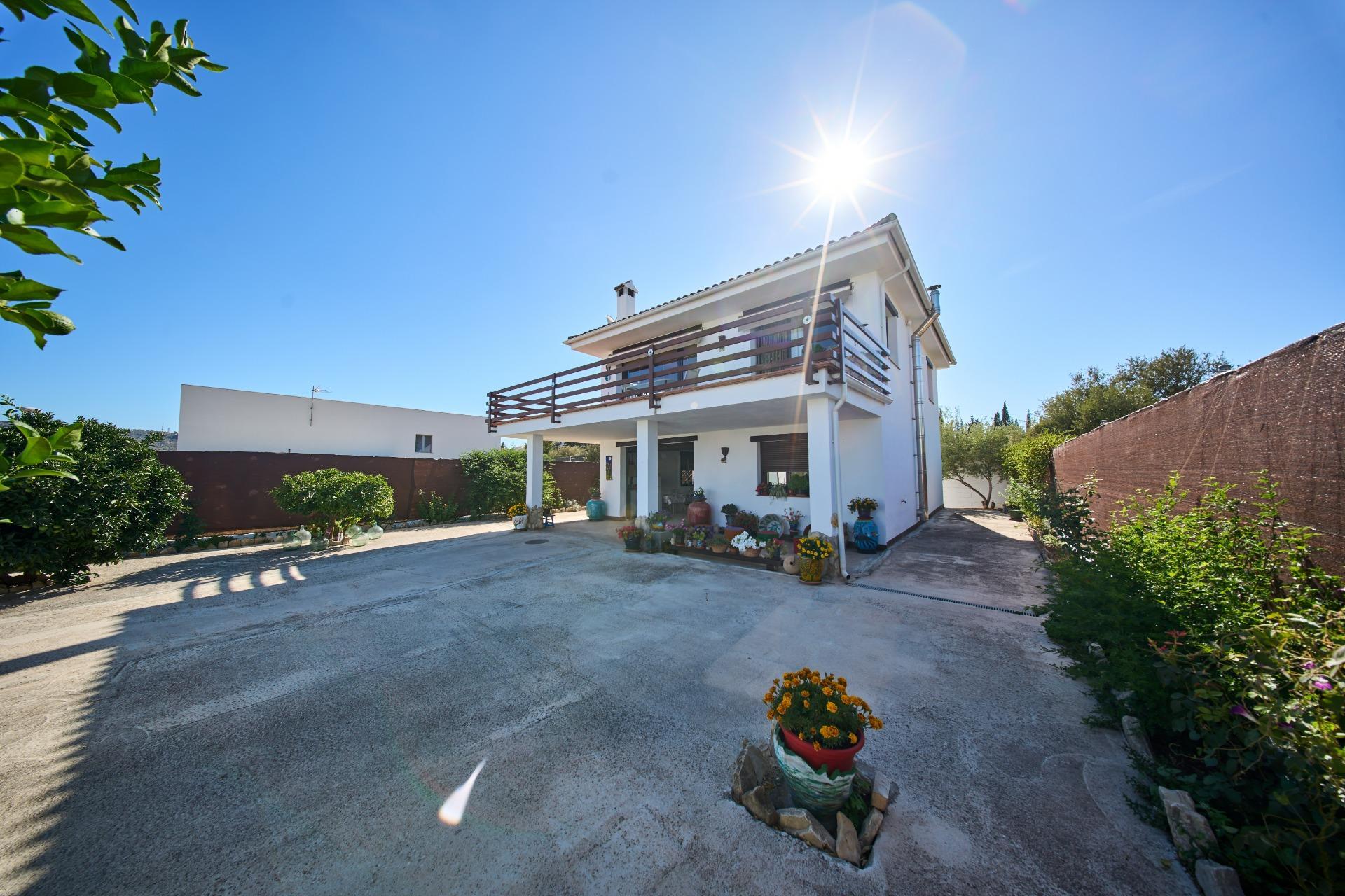 CASA CON TERRAZA PANORÁMICA Y VISTAS DESPEJADAS A SIERRA NEVADA A 10 MINUTOS DE GRANADA