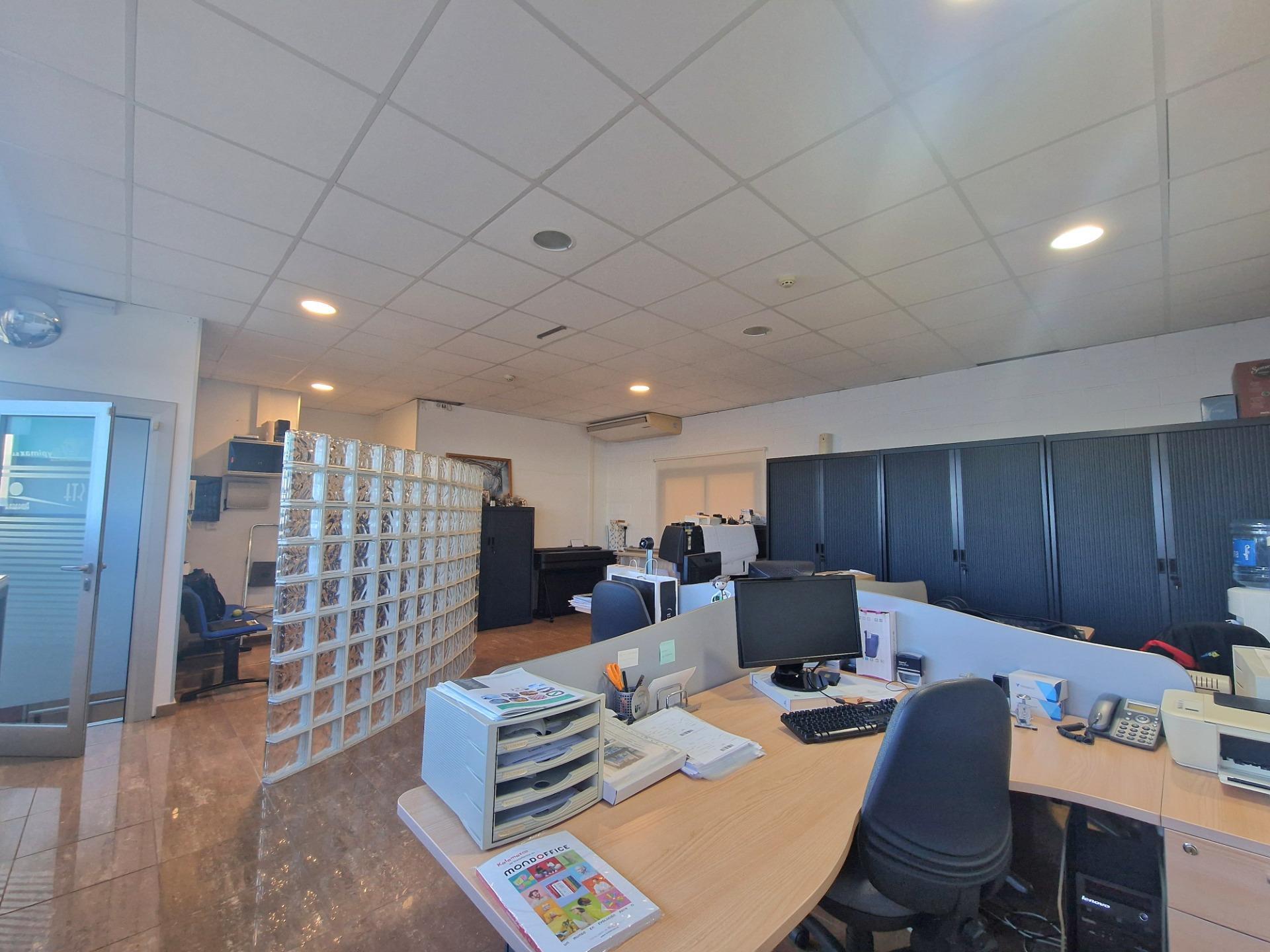 Naves-Venta-Roda de BarÃ -1868146-Foto-24