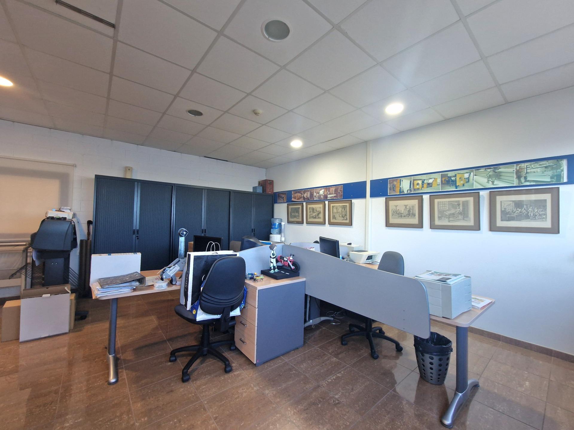 Naves-Venta-Roda de BarÃ -1868146-Foto-23